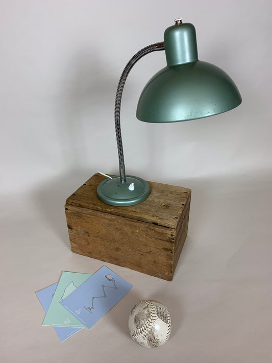 Fin grön fransk vintage bordslampa