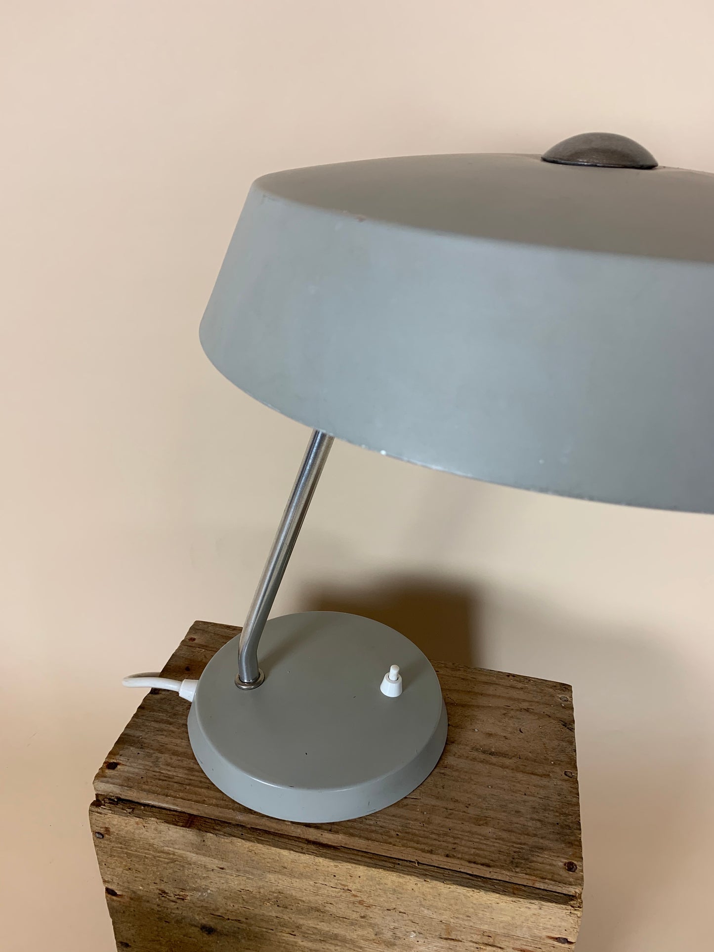 Tysk bordslampa i grått