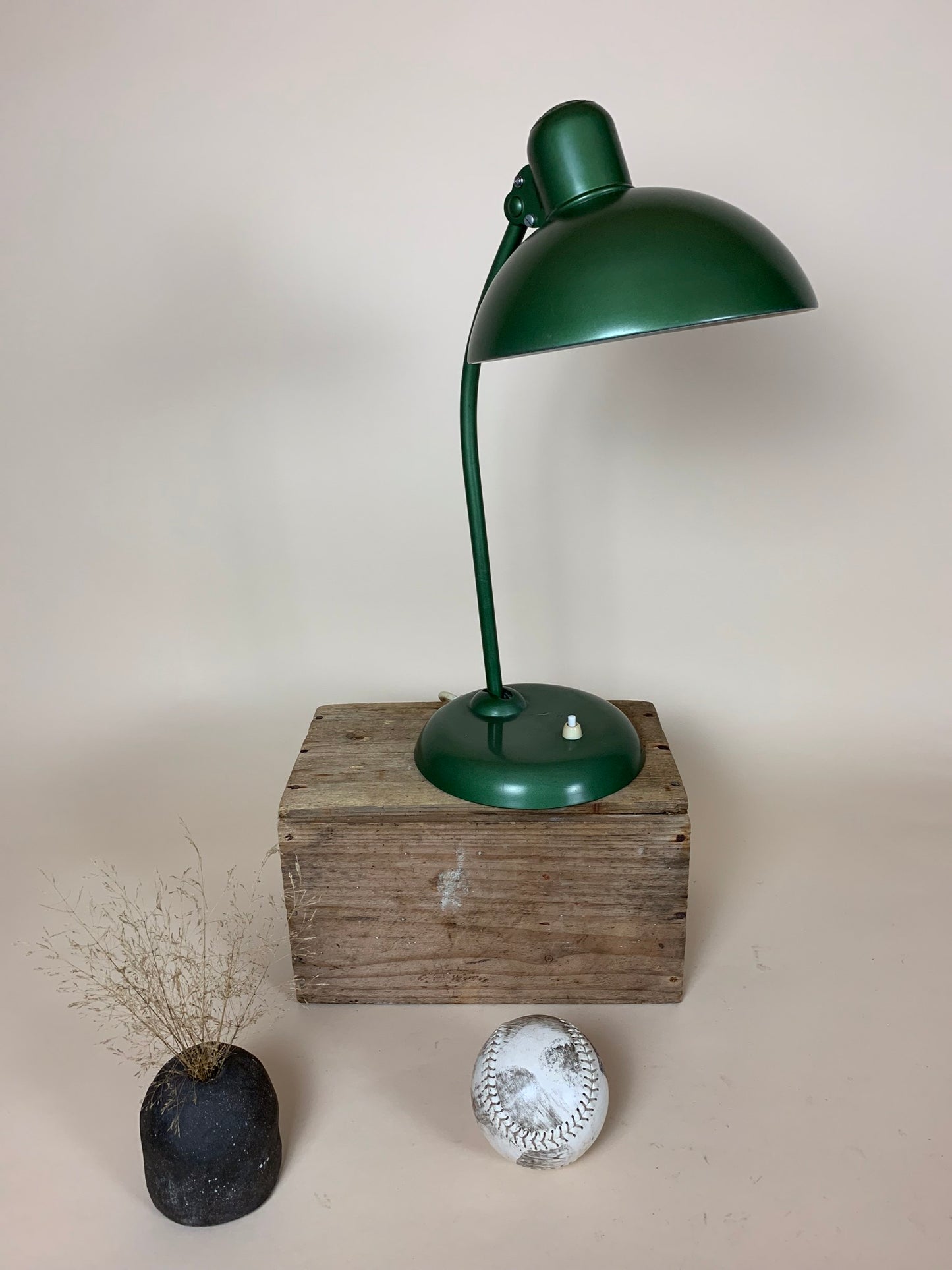 Grön Kaiser Idell lampa - designad av Christian Dell