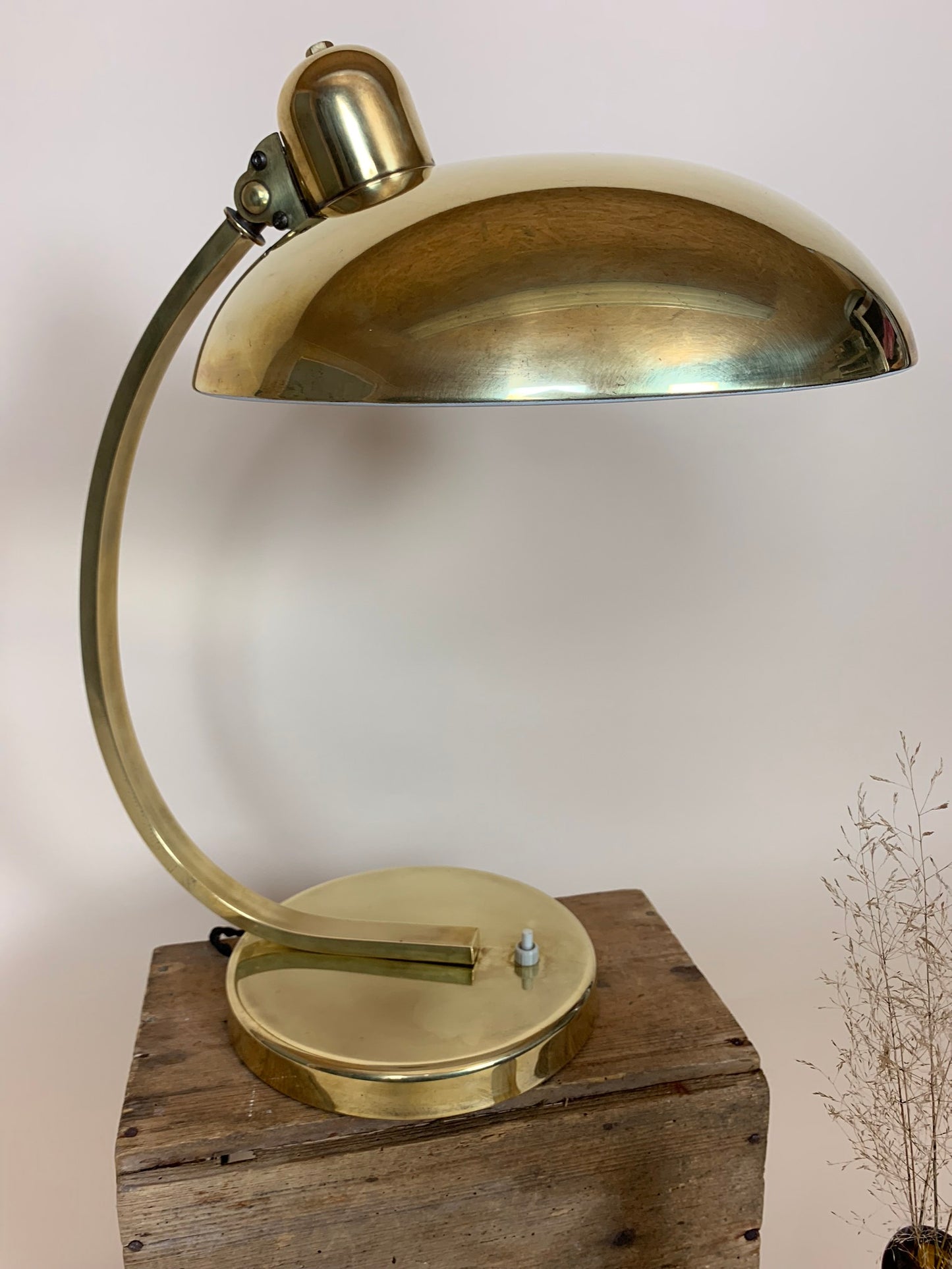 Vacker Christian Dell bordslampa i mässing modell 6750