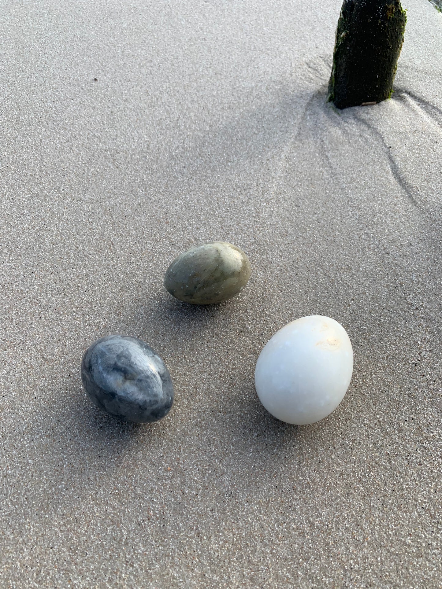 3 dekorativa ägg i marmor