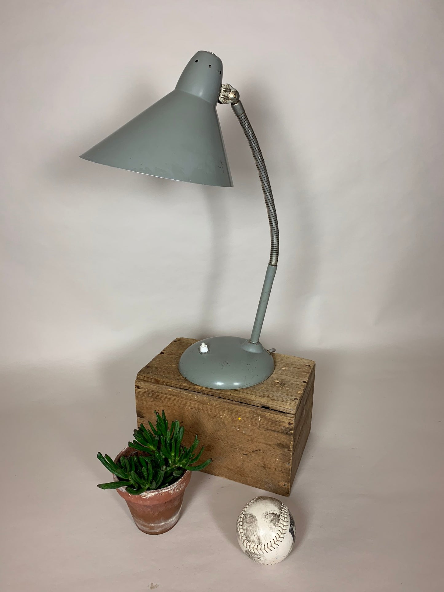 Rolig grå Hala vintage lampa med flex arm