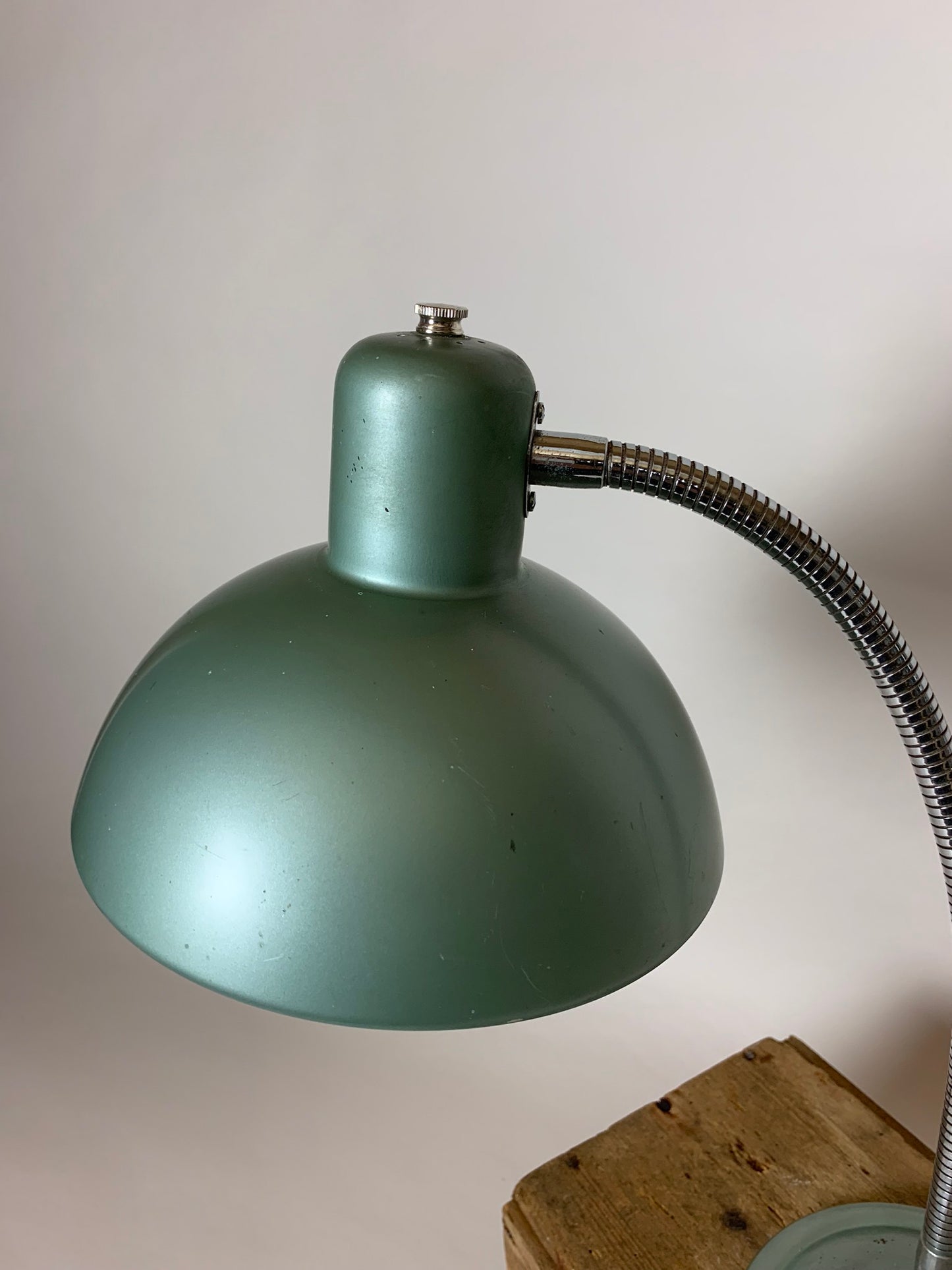 Fin grön fransk vintage bordslampa
