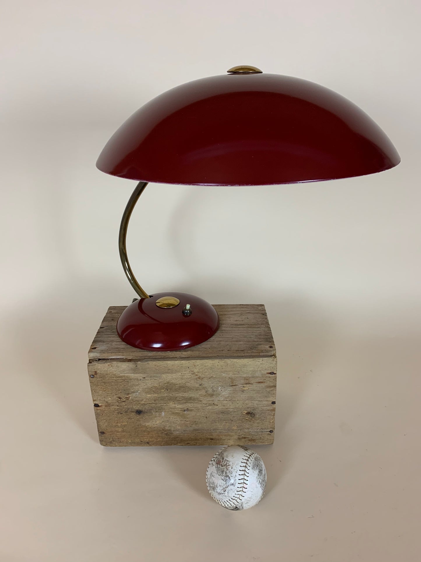 Helo vintage lampa i mörkröd