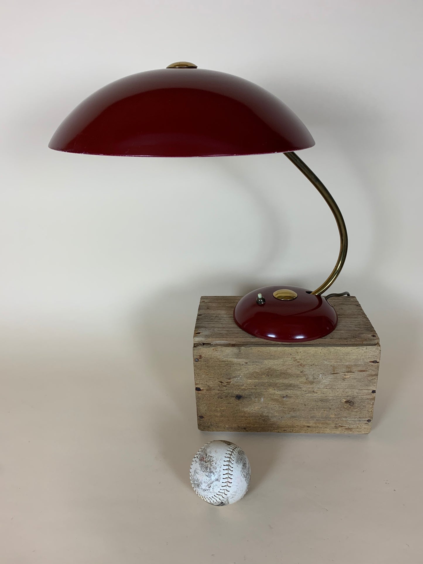 Helo vintage lampa i mörkröd