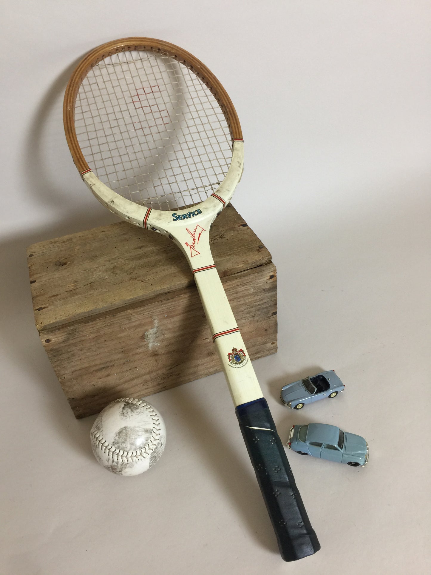 Vacker gammal svensk tennisracket