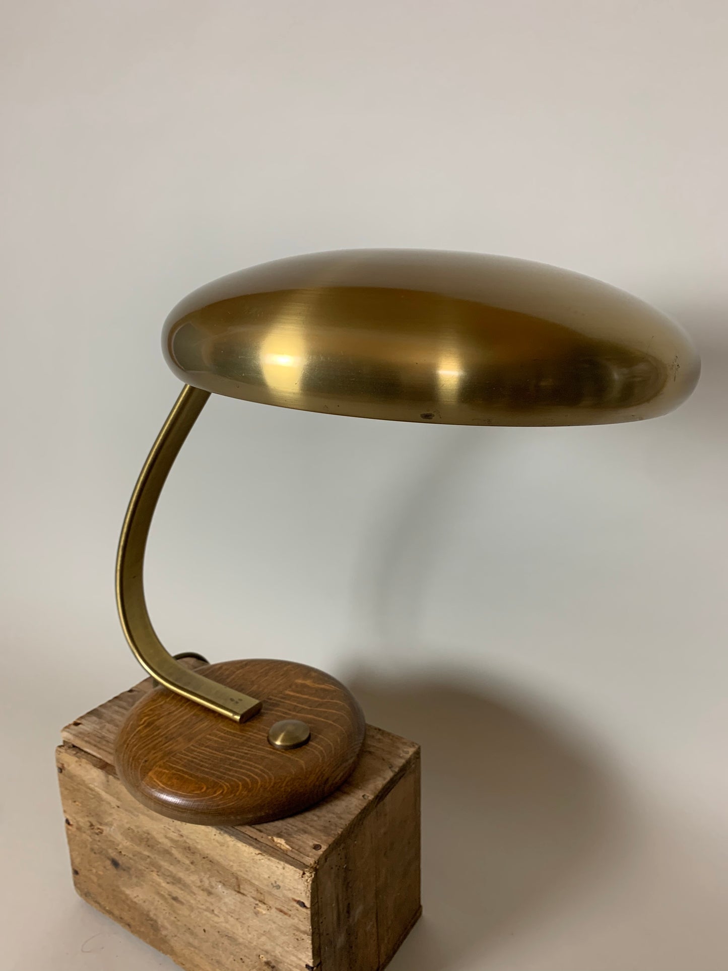 Vintage lampa i mässing med ekfot