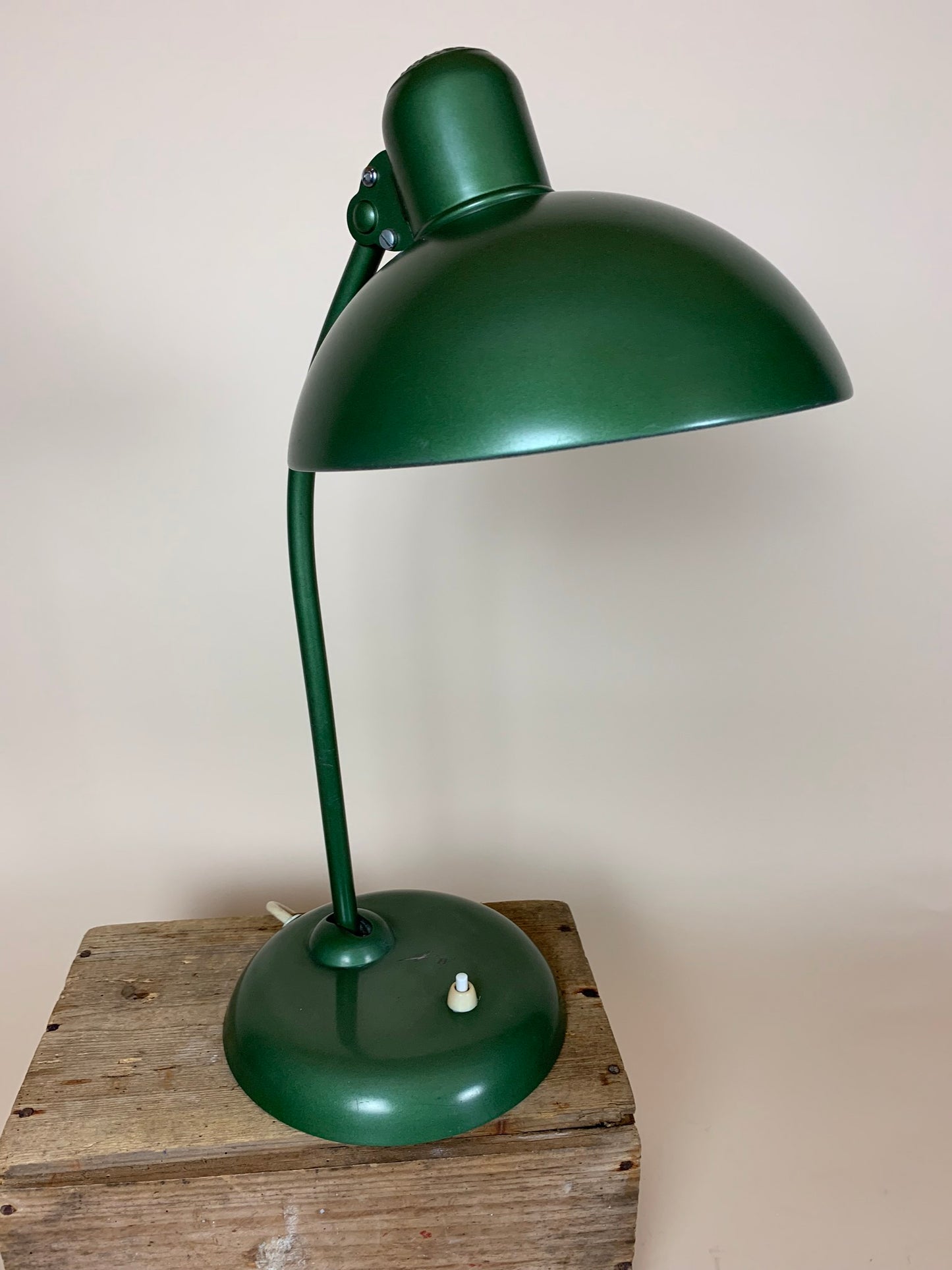 Grön Kaiser Idell lampa - designad av Christian Dell