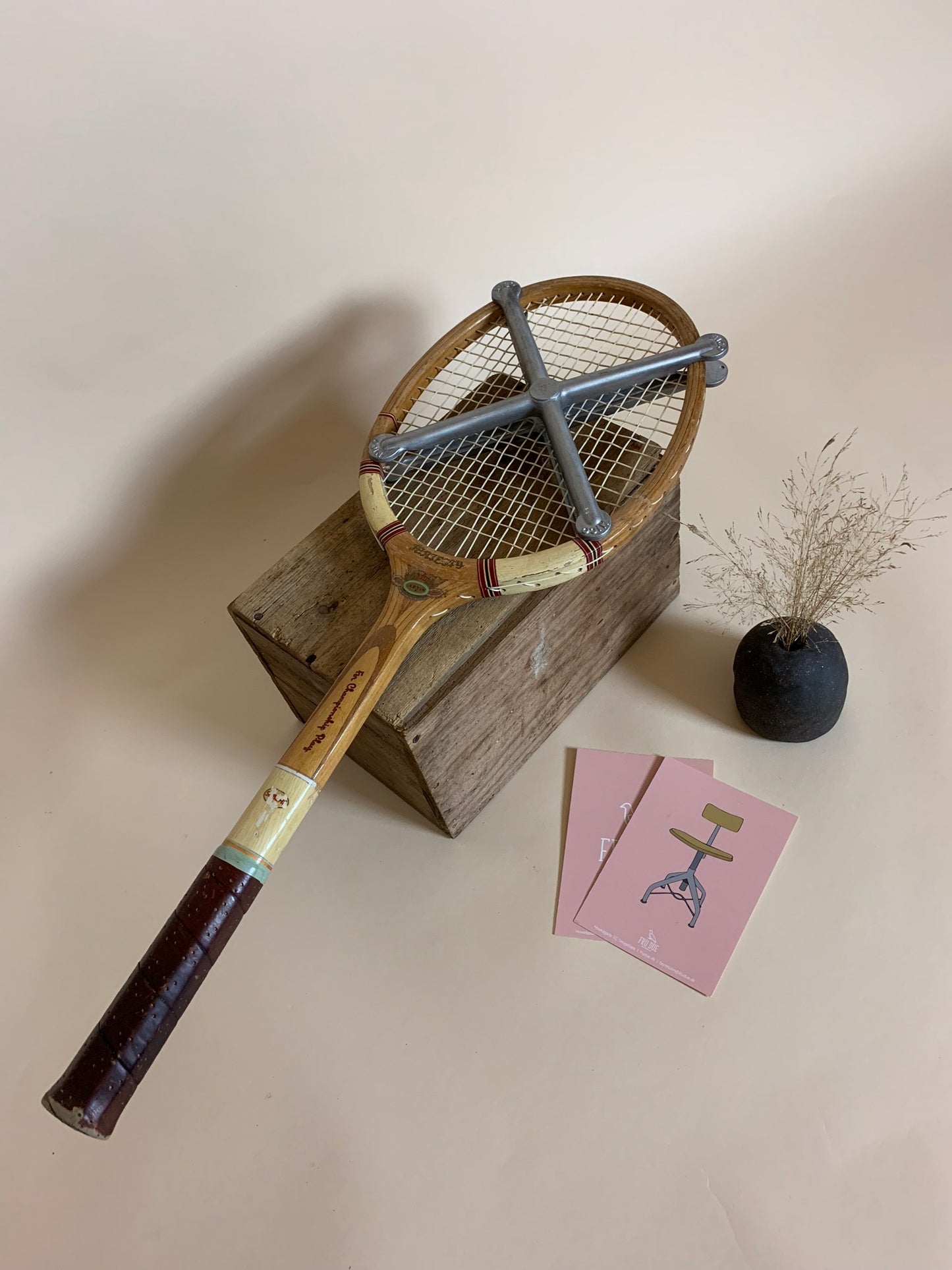 Dekorativt gammalt tennisracket