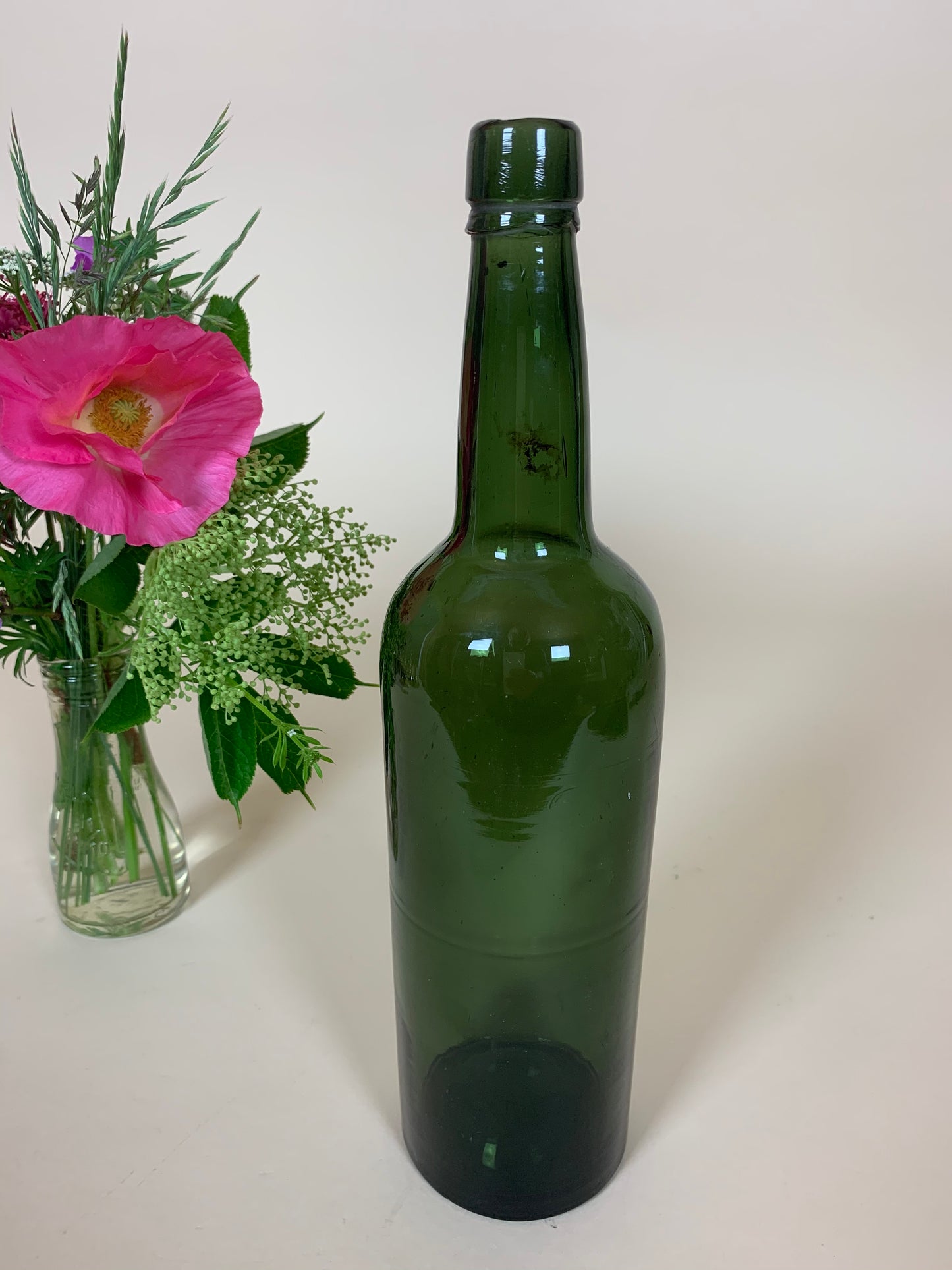Dekorativ grön flaska