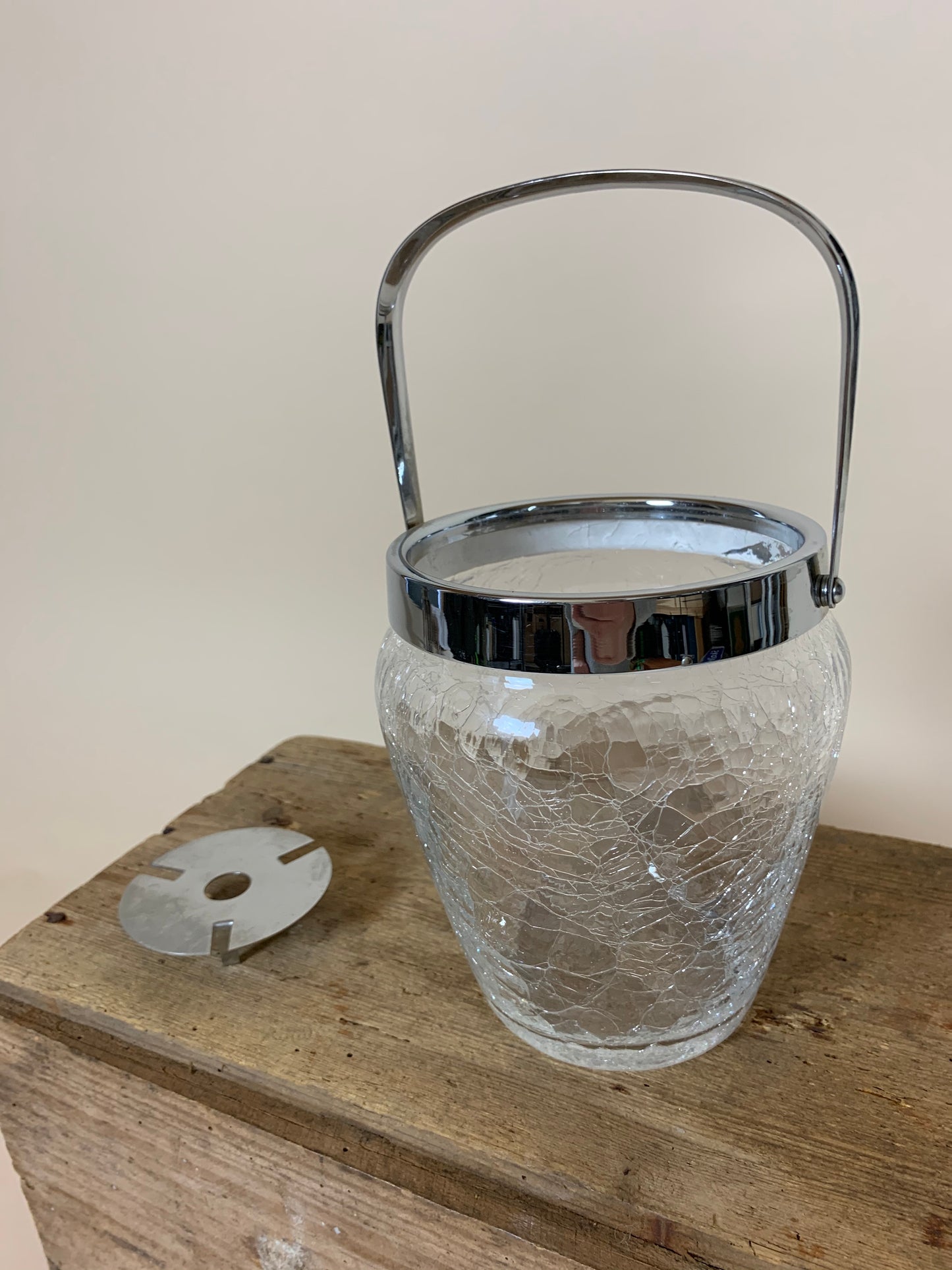 Ishink av glas med stålkant