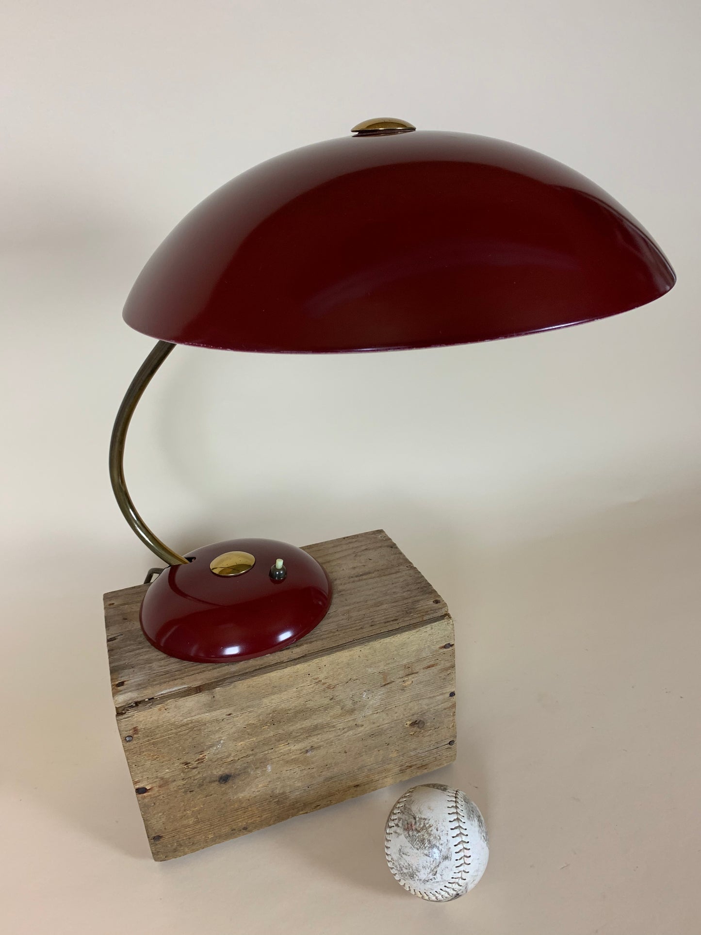 Helo vintage lampa i mörkröd