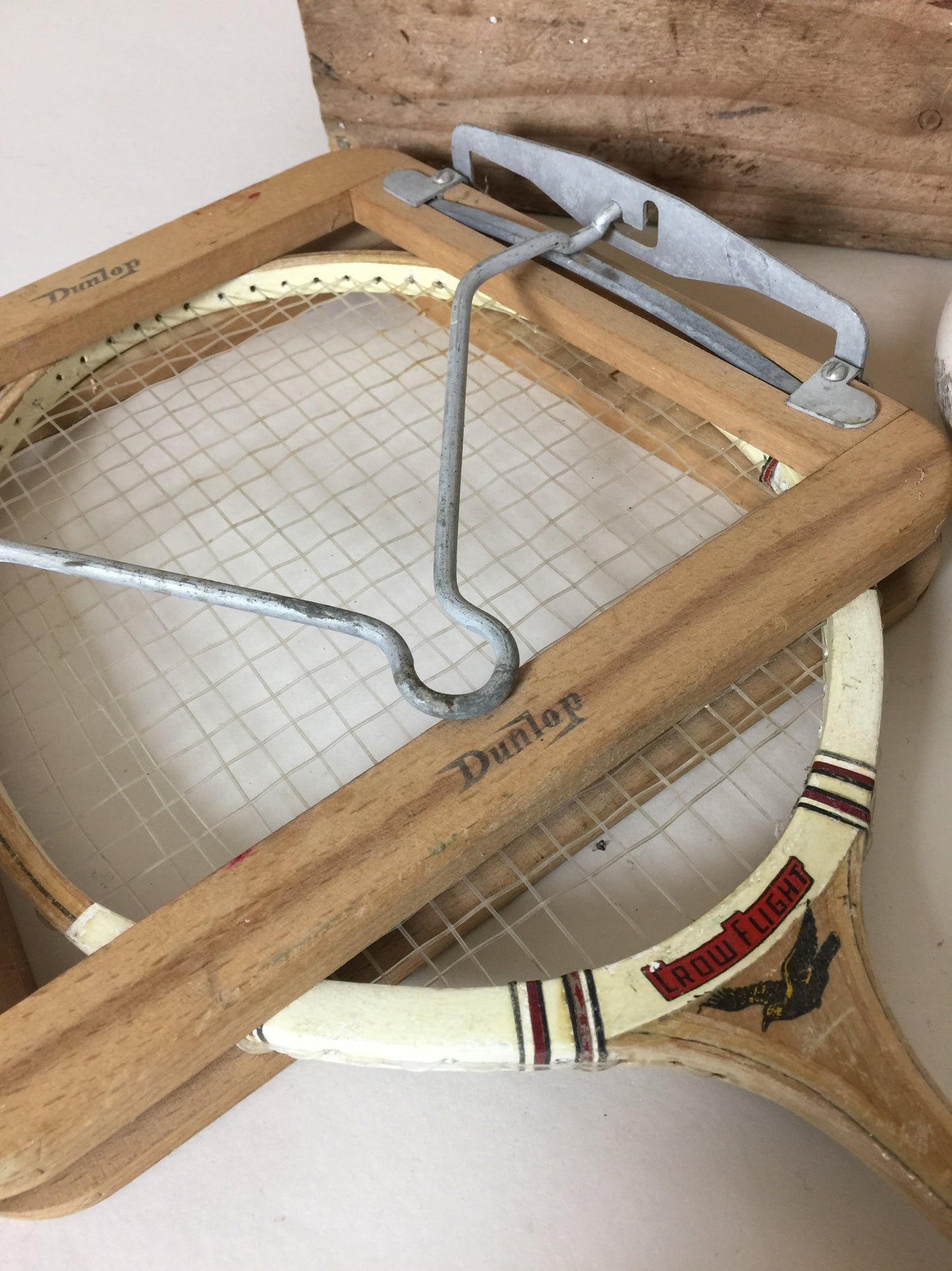 Gammalt och dekorativt badmintonracket med ram