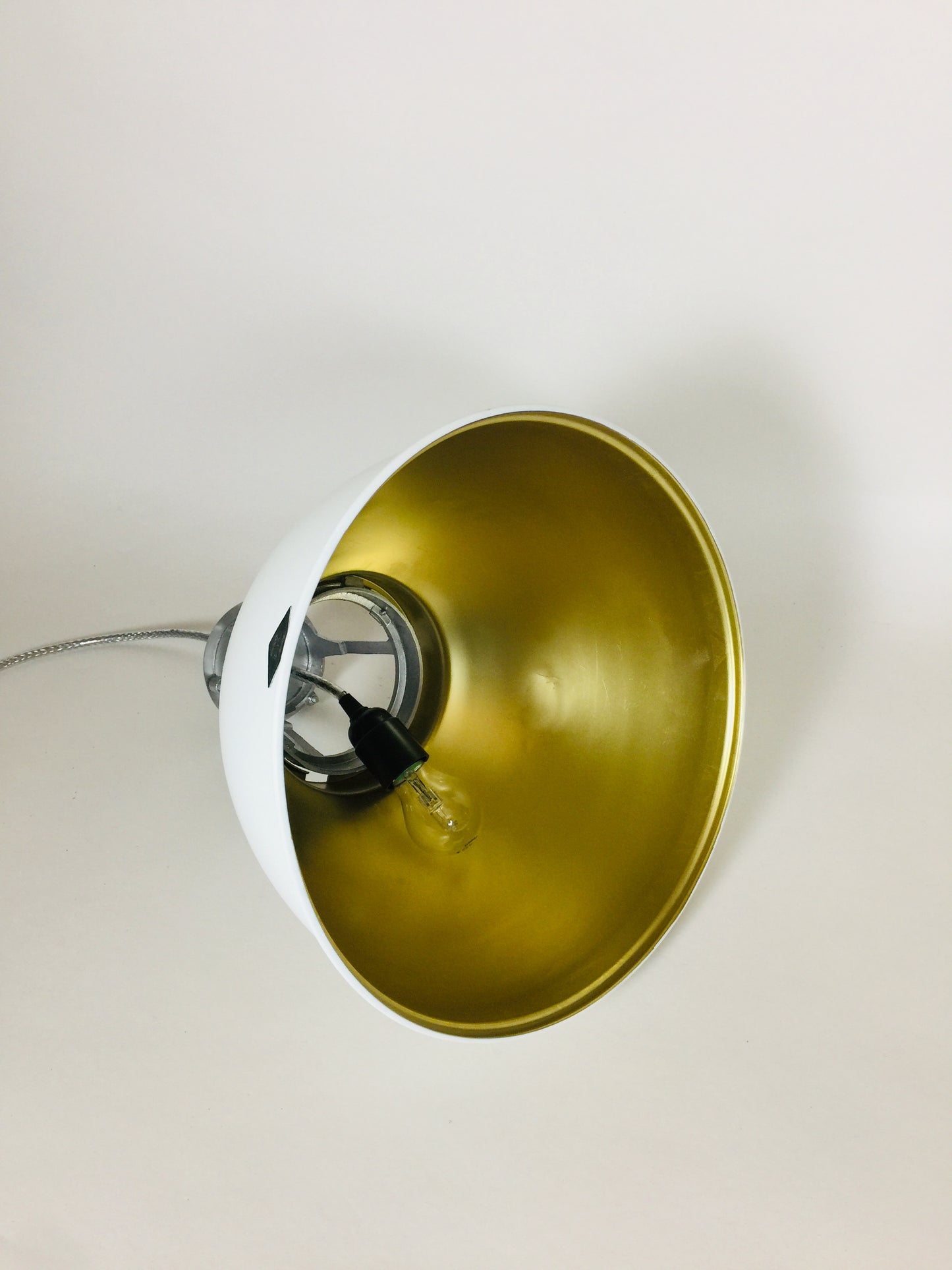 Btc lampa vit med guld - Titan