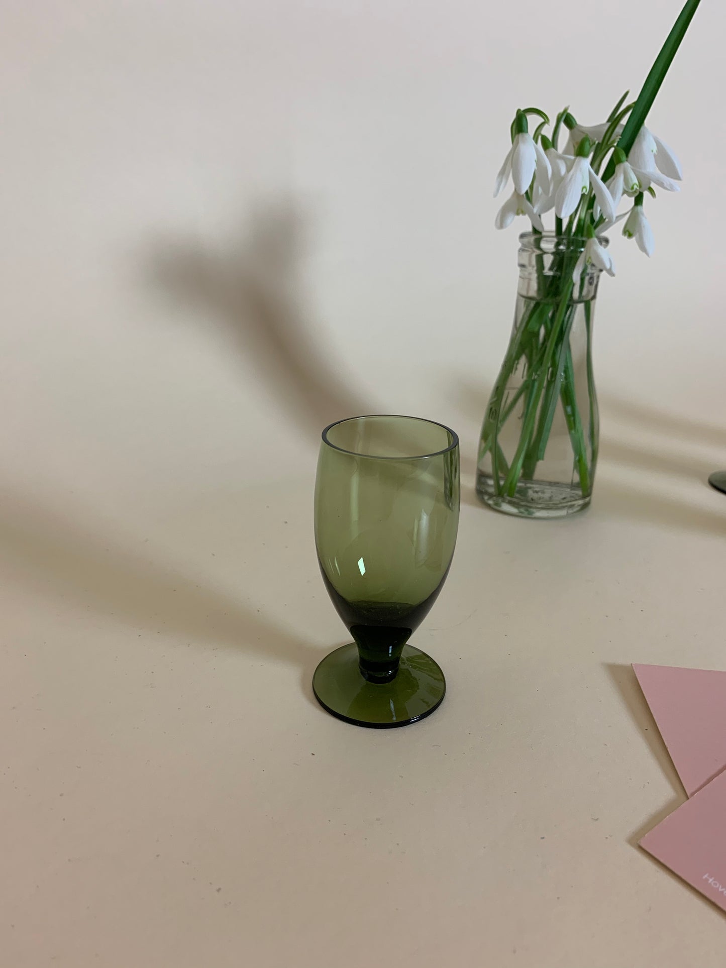 Litet grönt glas eller vas för små blommor