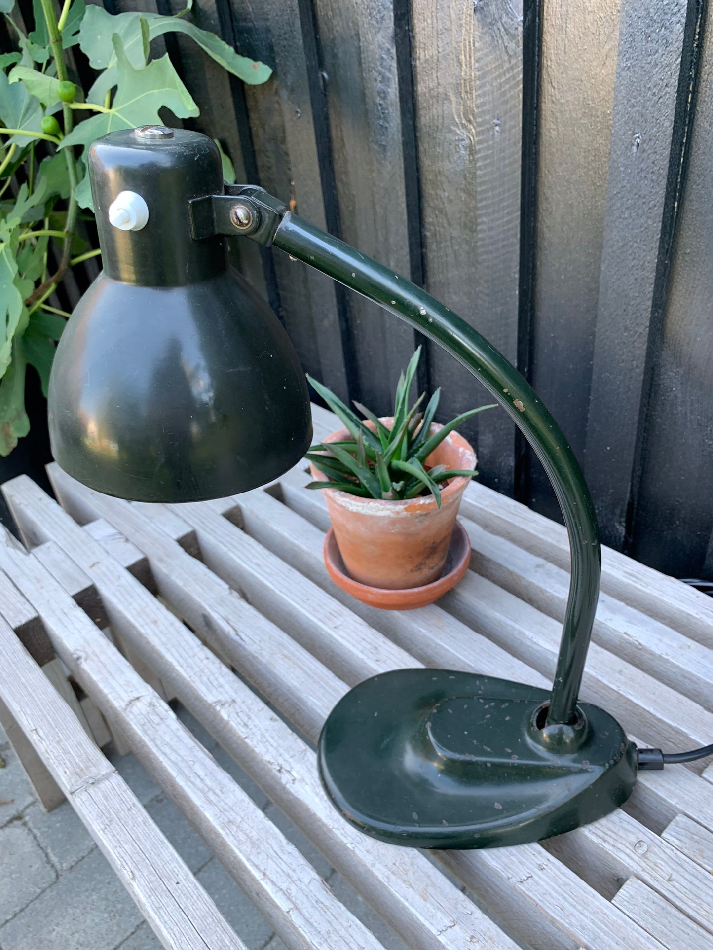 Gammal vintage lampa - mörkgrön