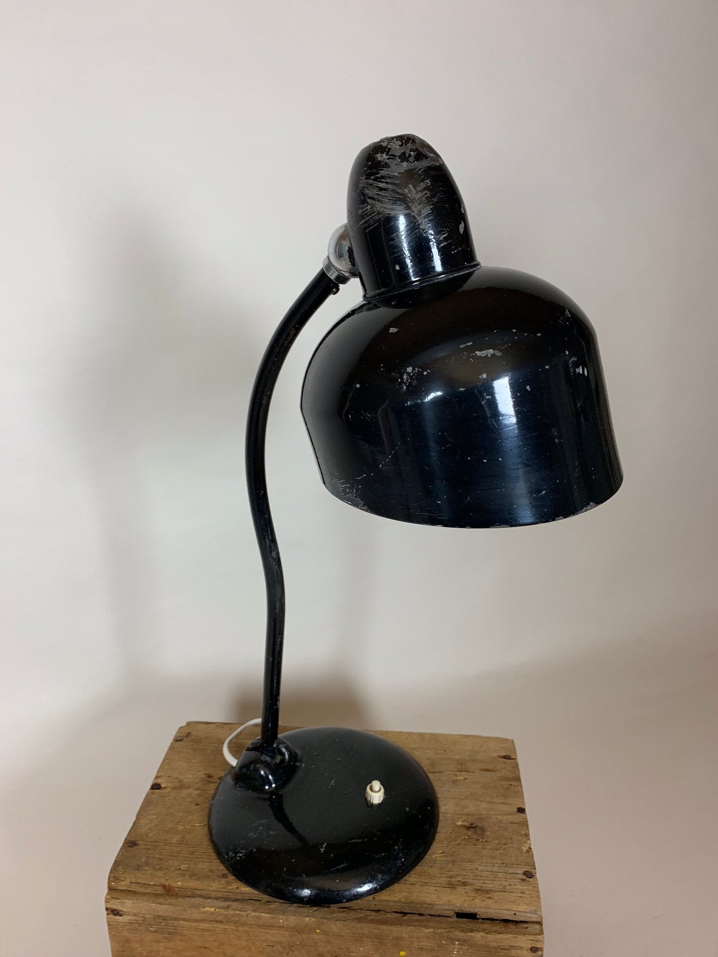 Raw Escolux vintage lampa med patina