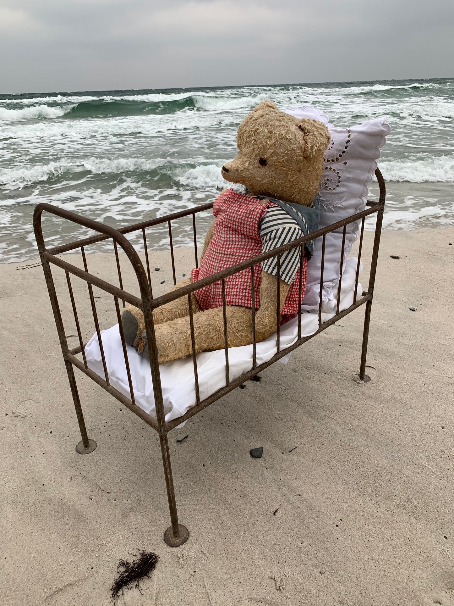 Vacker gammal nallebjörn med säng - från Frankrike