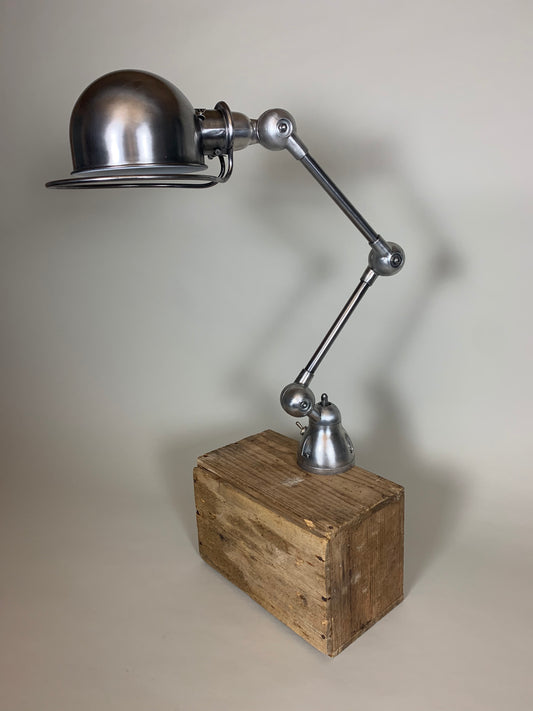 Jieldé lampa med 2 armar och snygg bordsbeslag