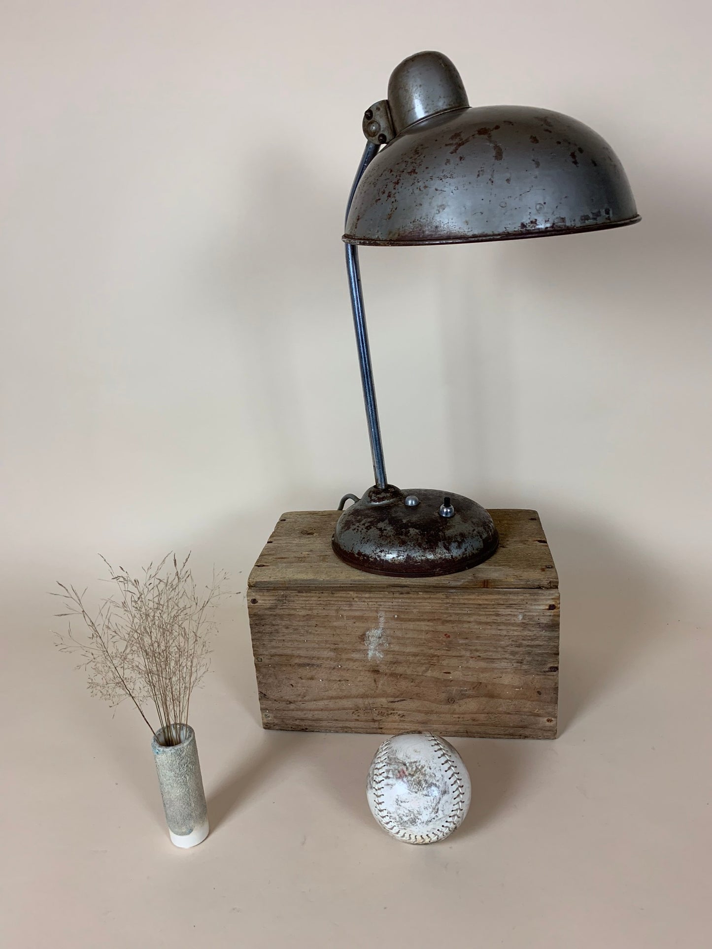 Helo bordslampa med mycket vacker patina