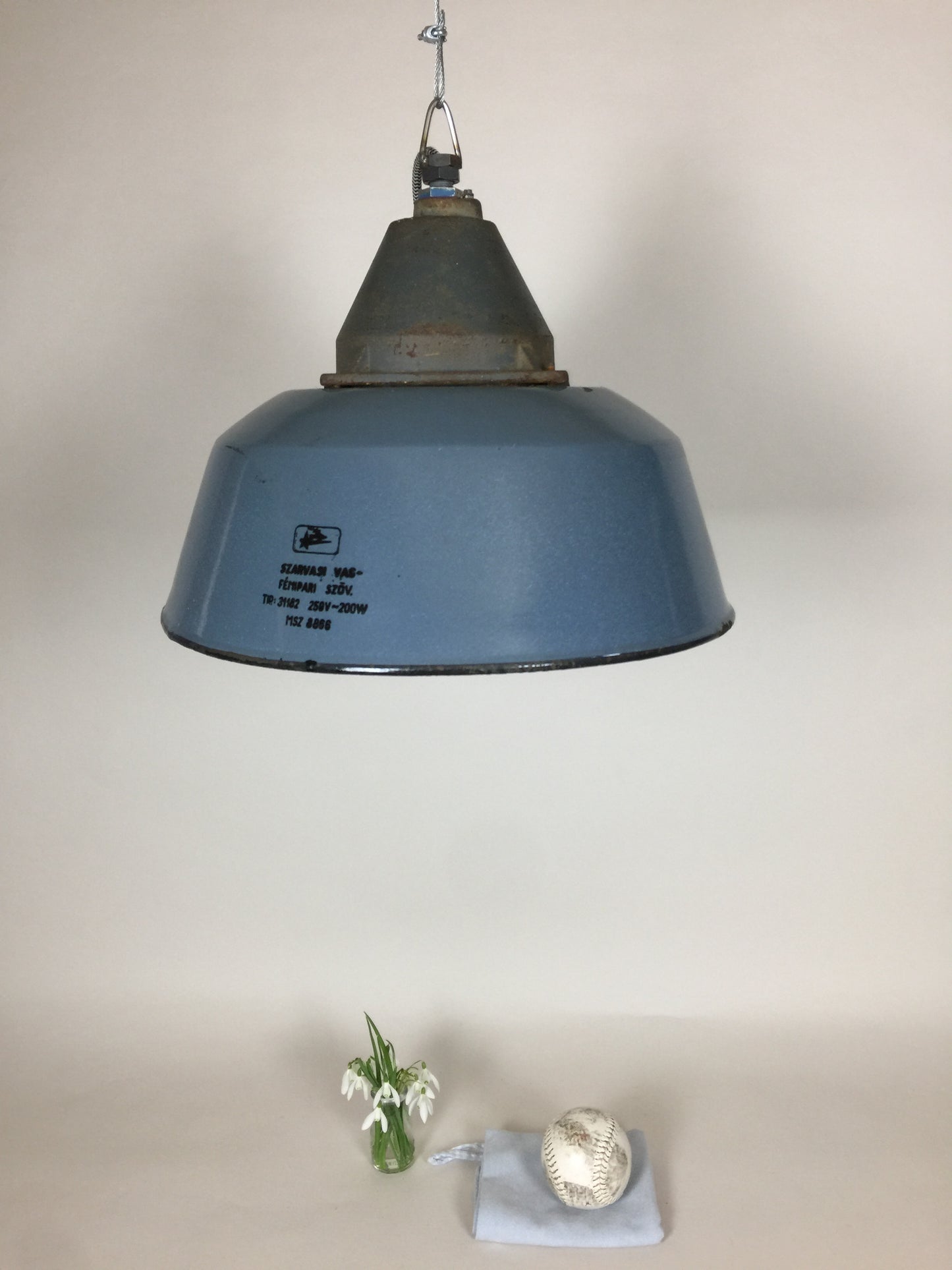 Rå och industriell lampa i vacker blå färg