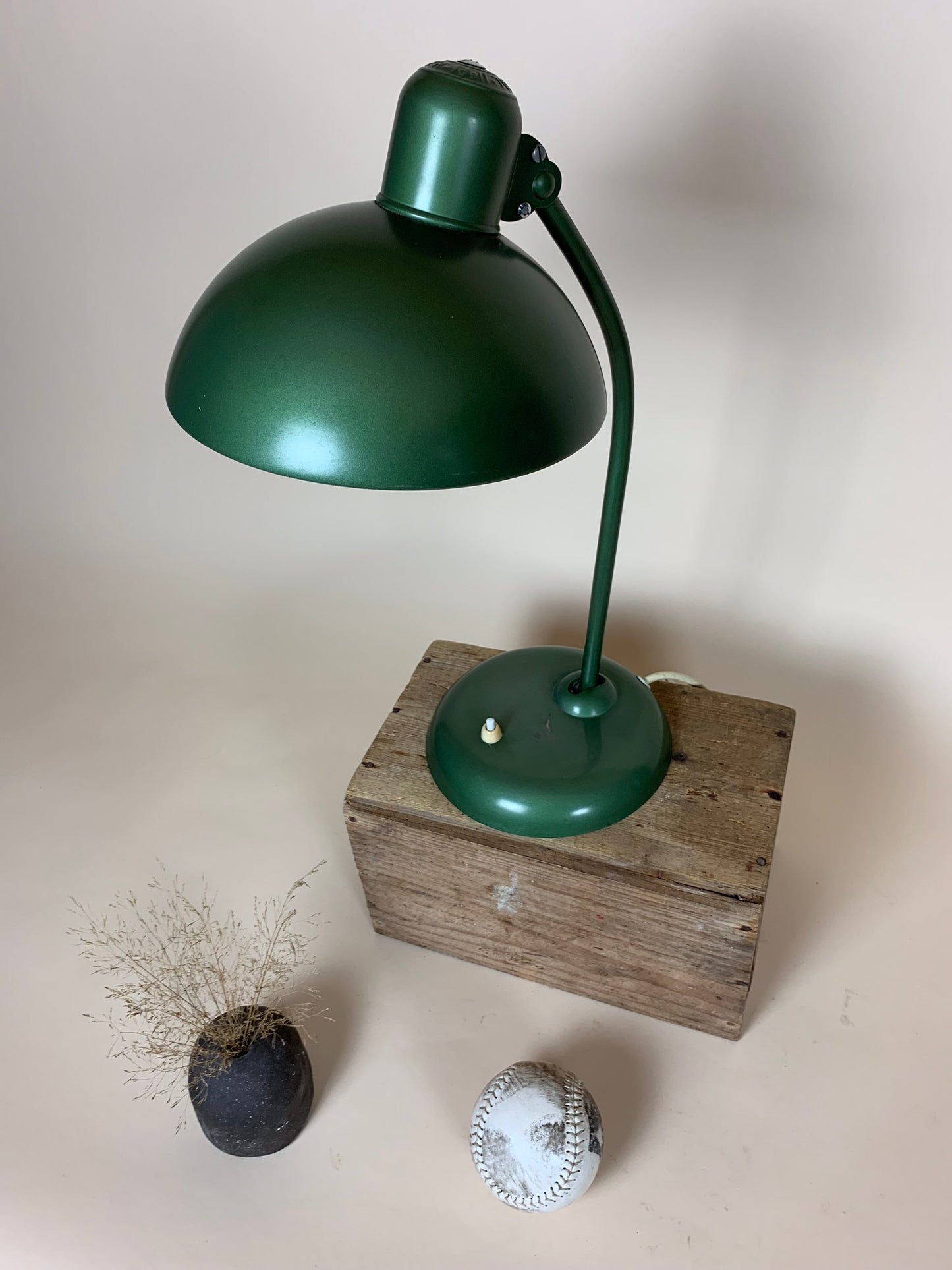 Grön Kaiser Idell lampa - designad av Christian Dell