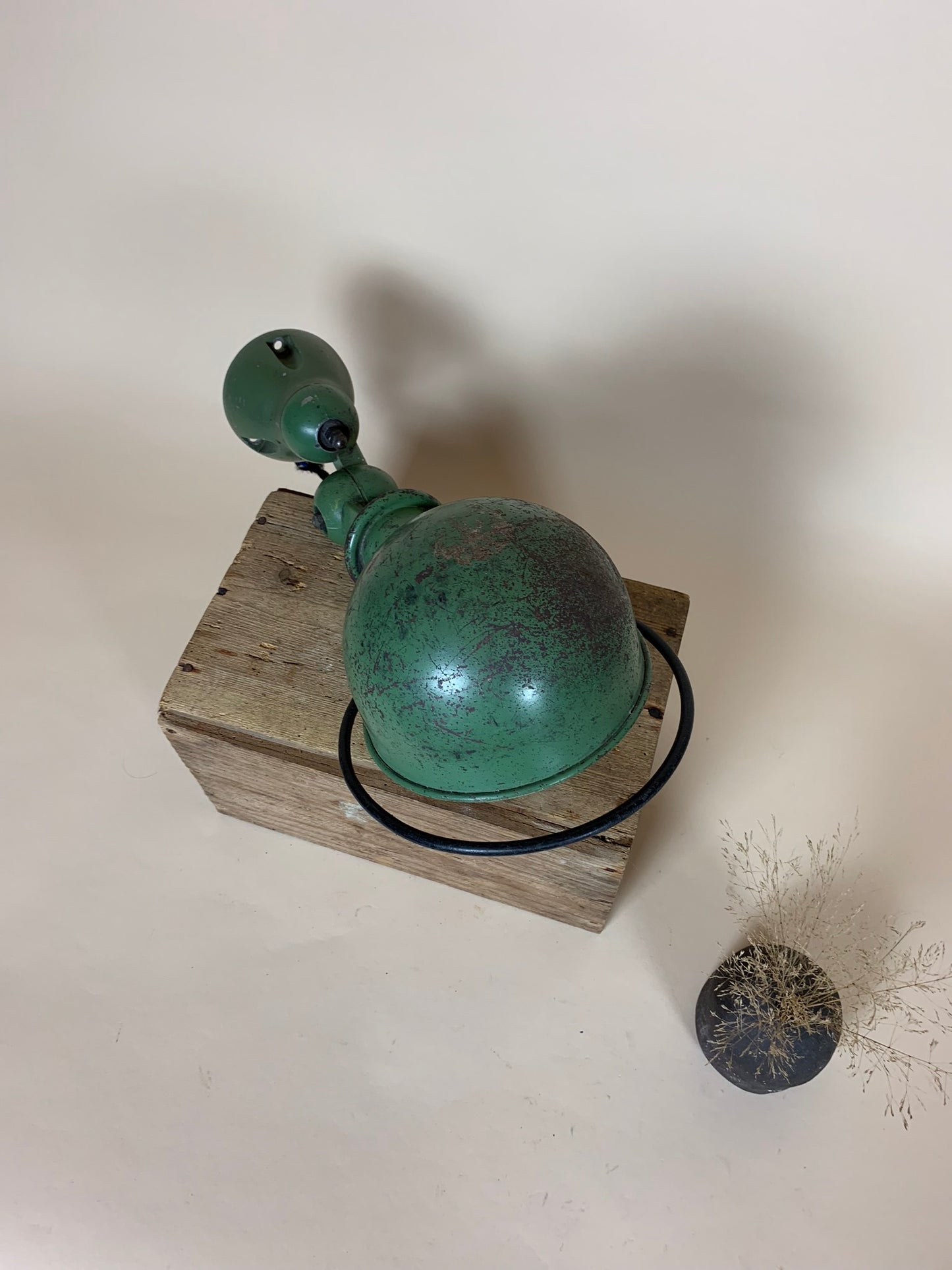 Grön Jieldé lampa med mycket patina