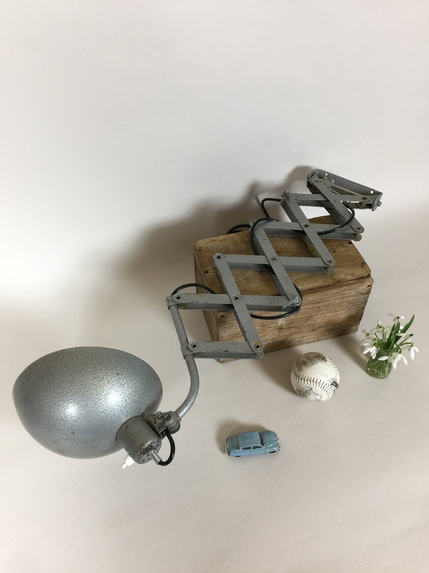 Vacker saxlampa i hammarlack från Bauhaus
