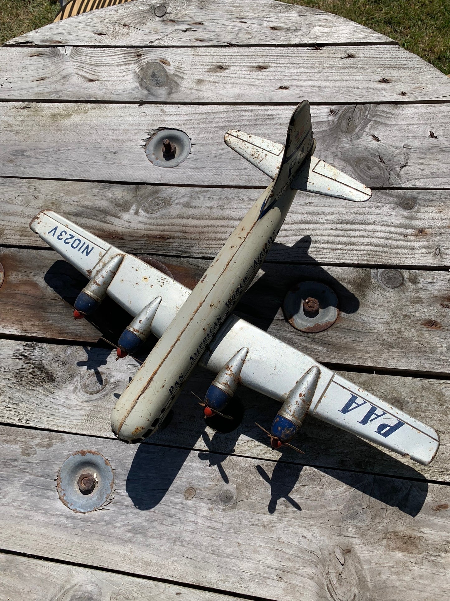 Gammalt leksaksflygplan från 1950-talet