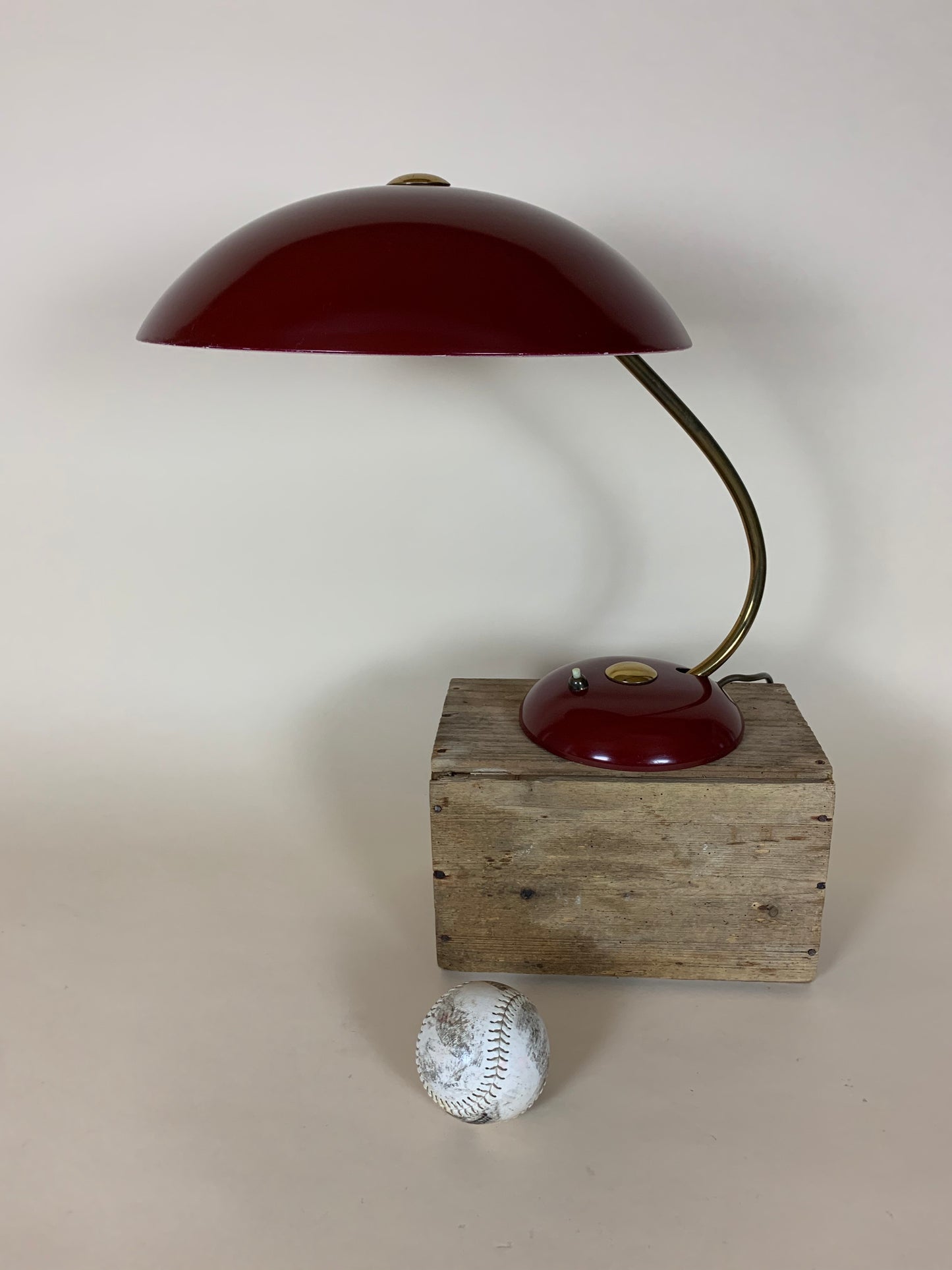 Helo vintage lampa i mörkröd