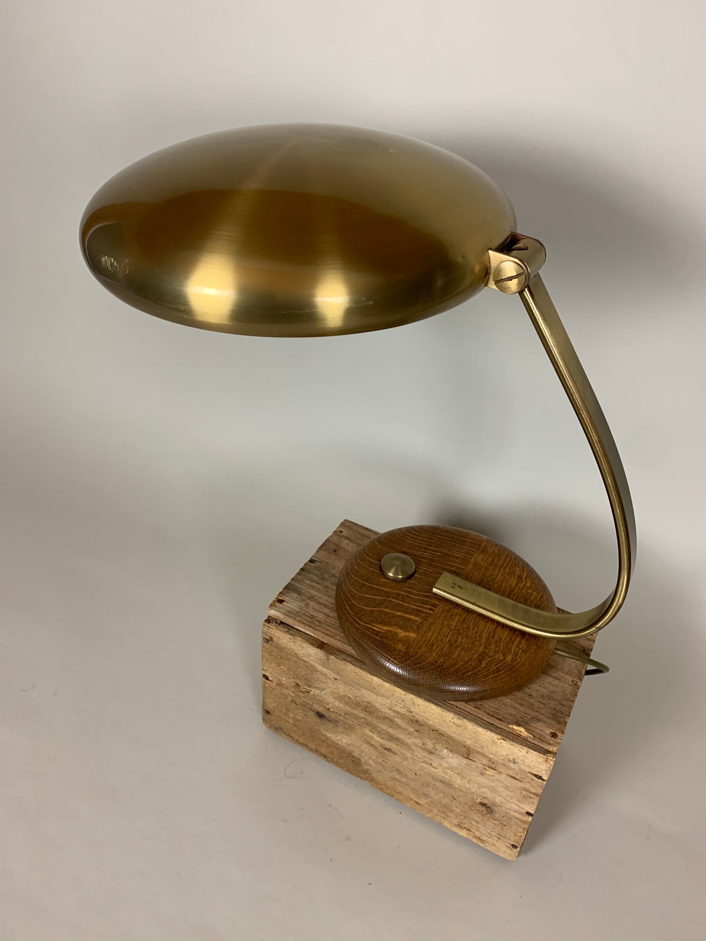 Vintage lampa i mässing med ekfot