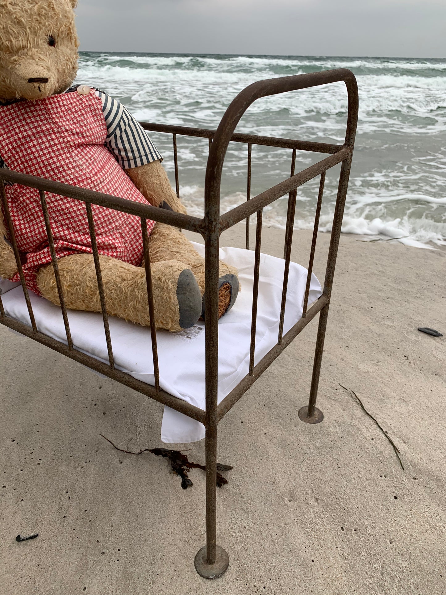 Vacker gammal nallebjörn med säng - från Frankrike