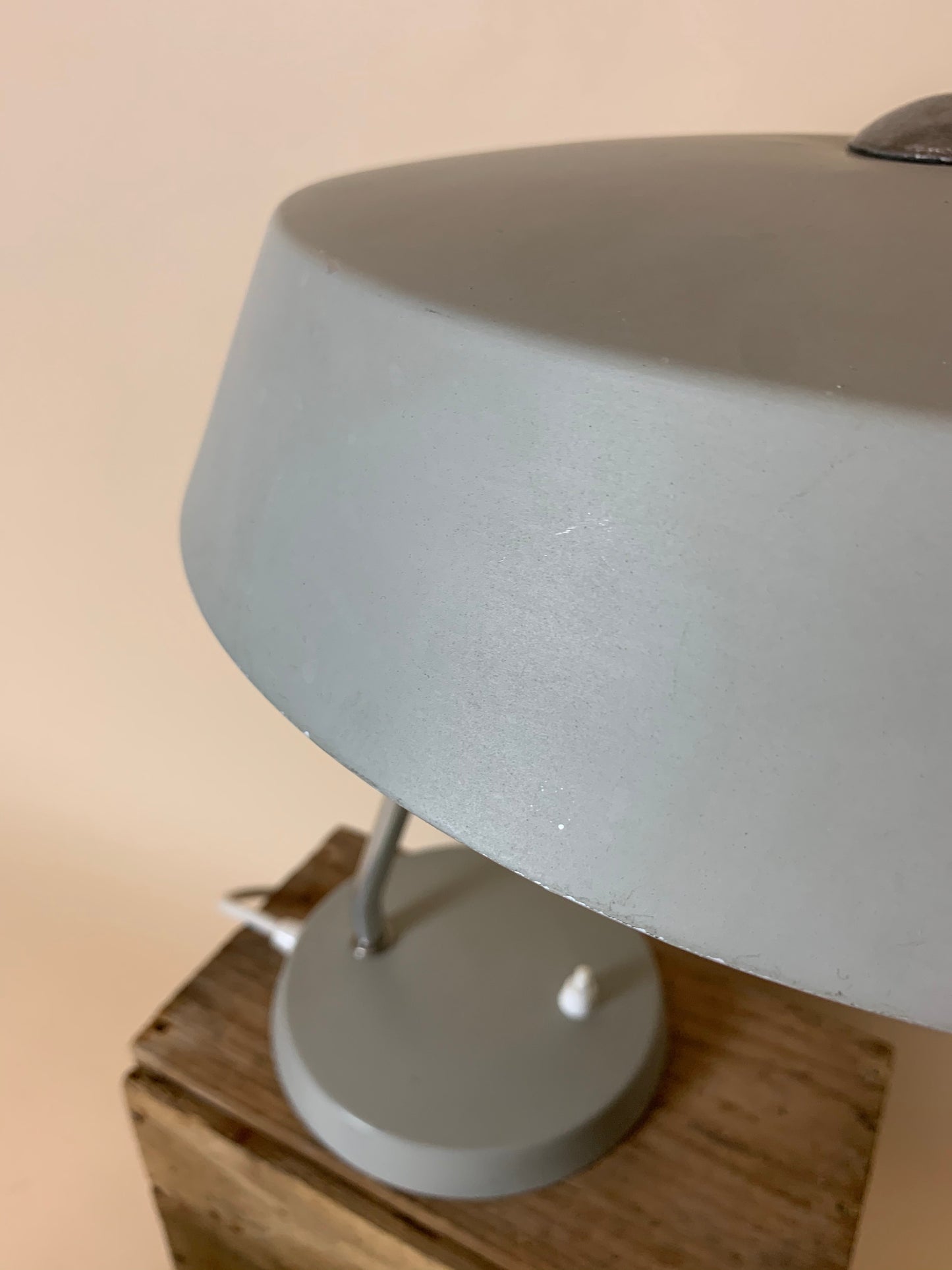 Tysk bordslampa i grått