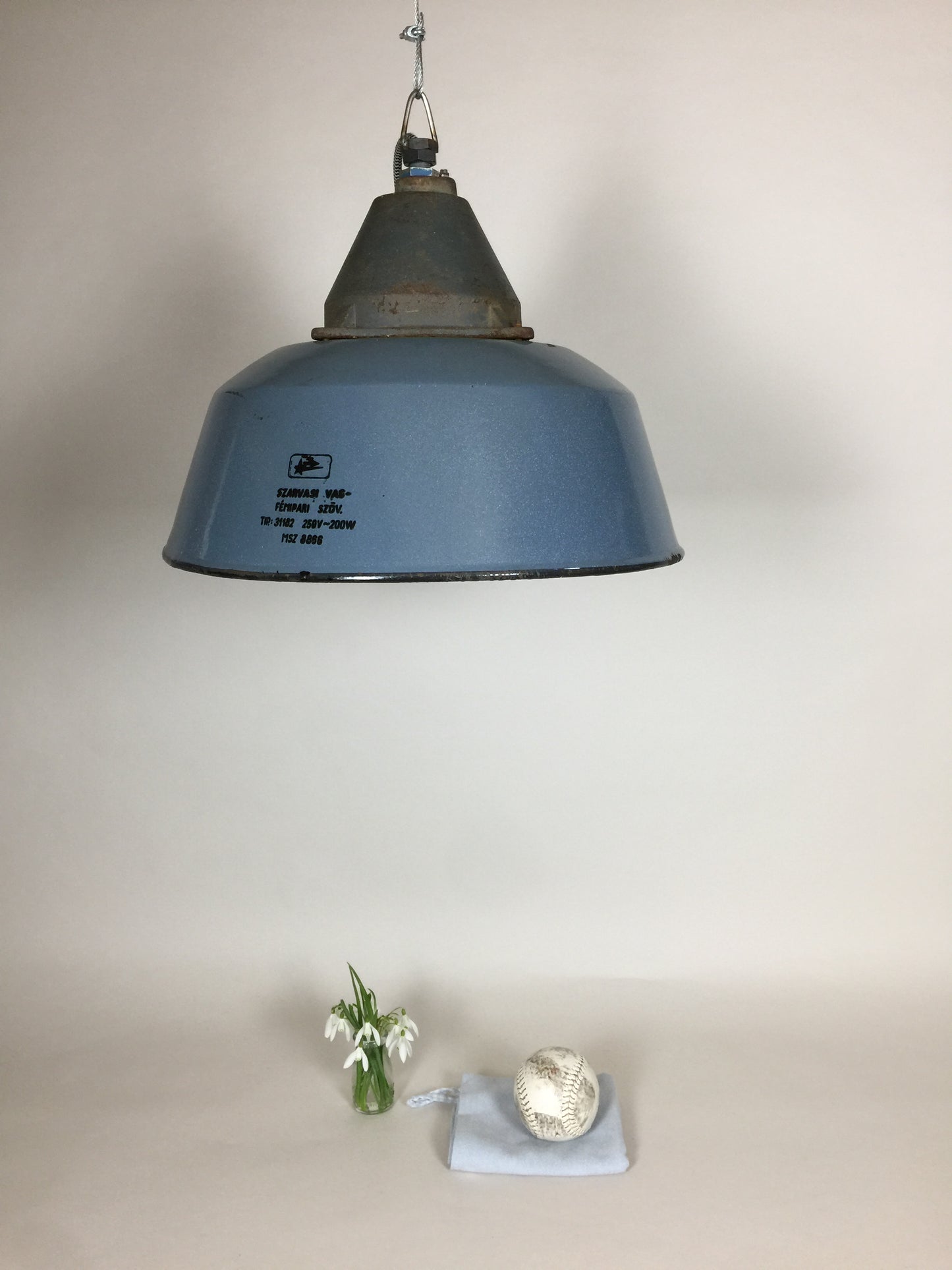 Rå och industriell lampa i vacker blå färg