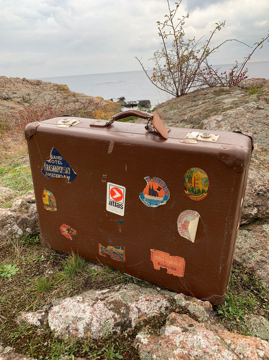 Resväska med dekorativa klistermärken