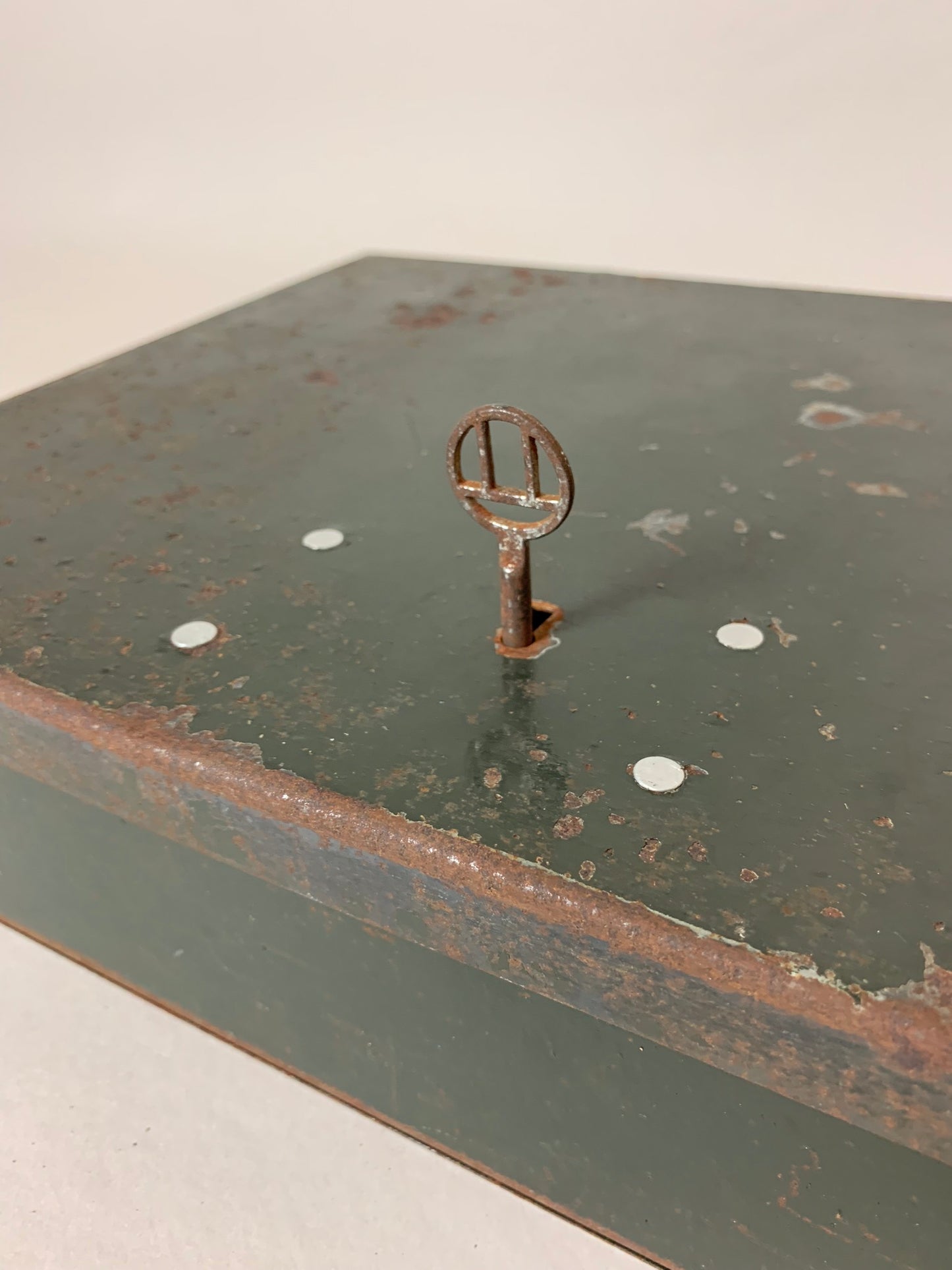 Rolig, grov och gammal sparbössa i metall med nyckel