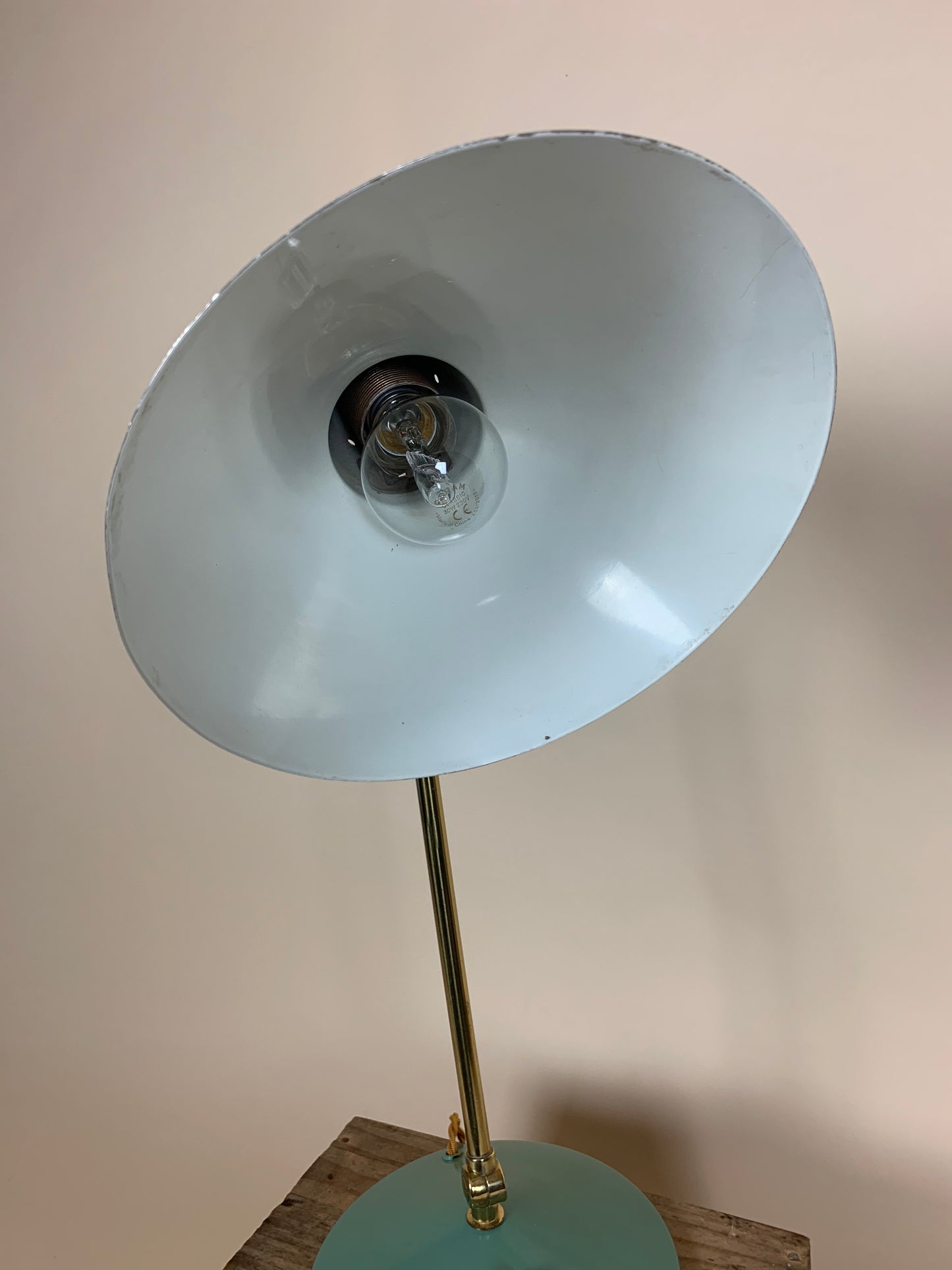 Vintage lampa med arm i mässing