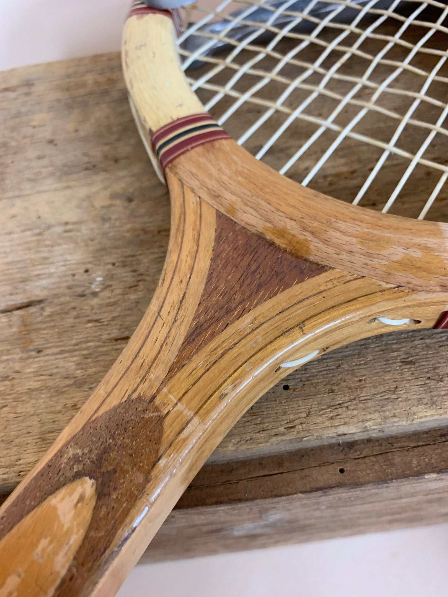 Dekorativt gammalt tennisracket