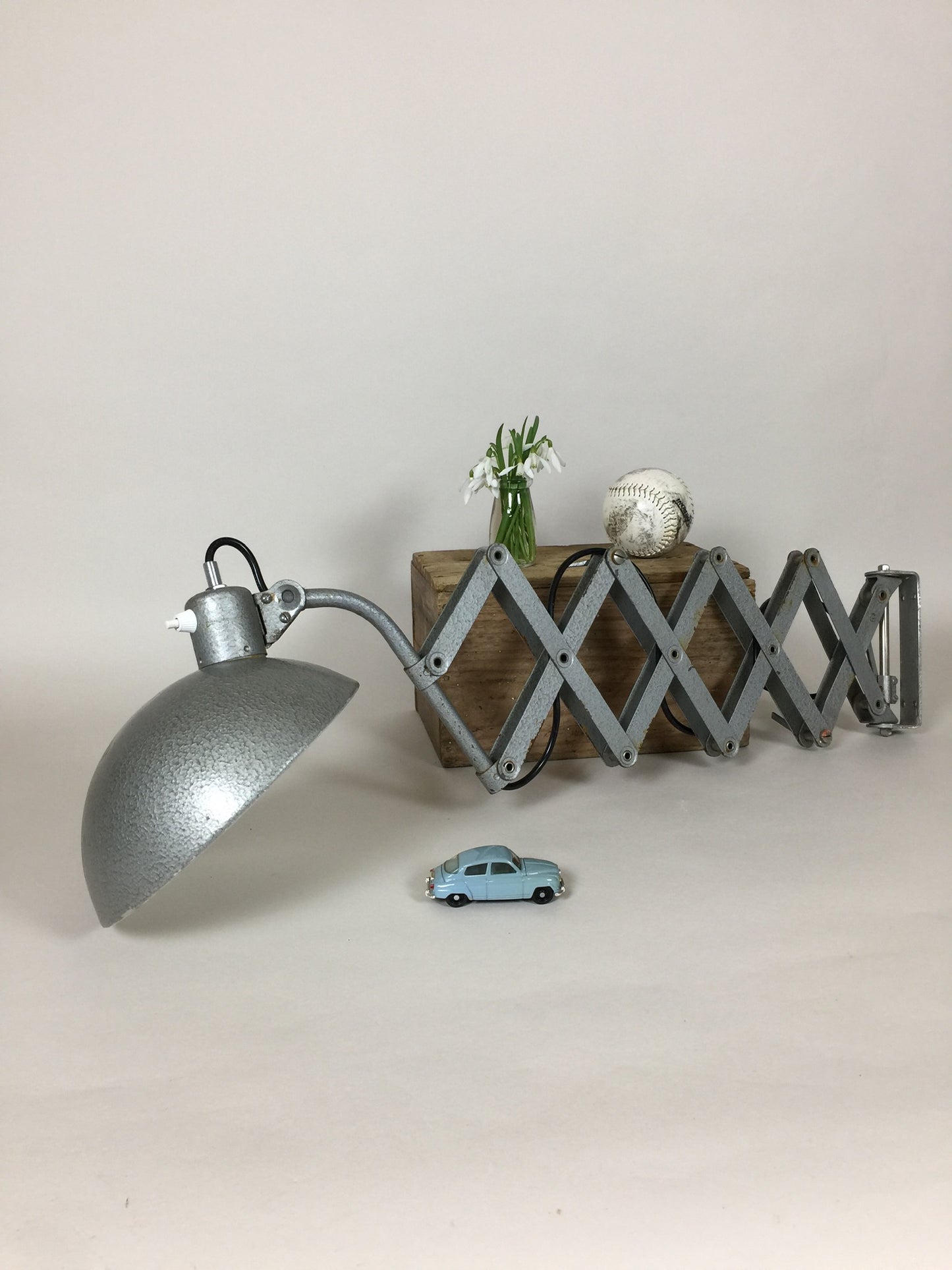 Vacker saxlampa i hammarlack från Bauhaus