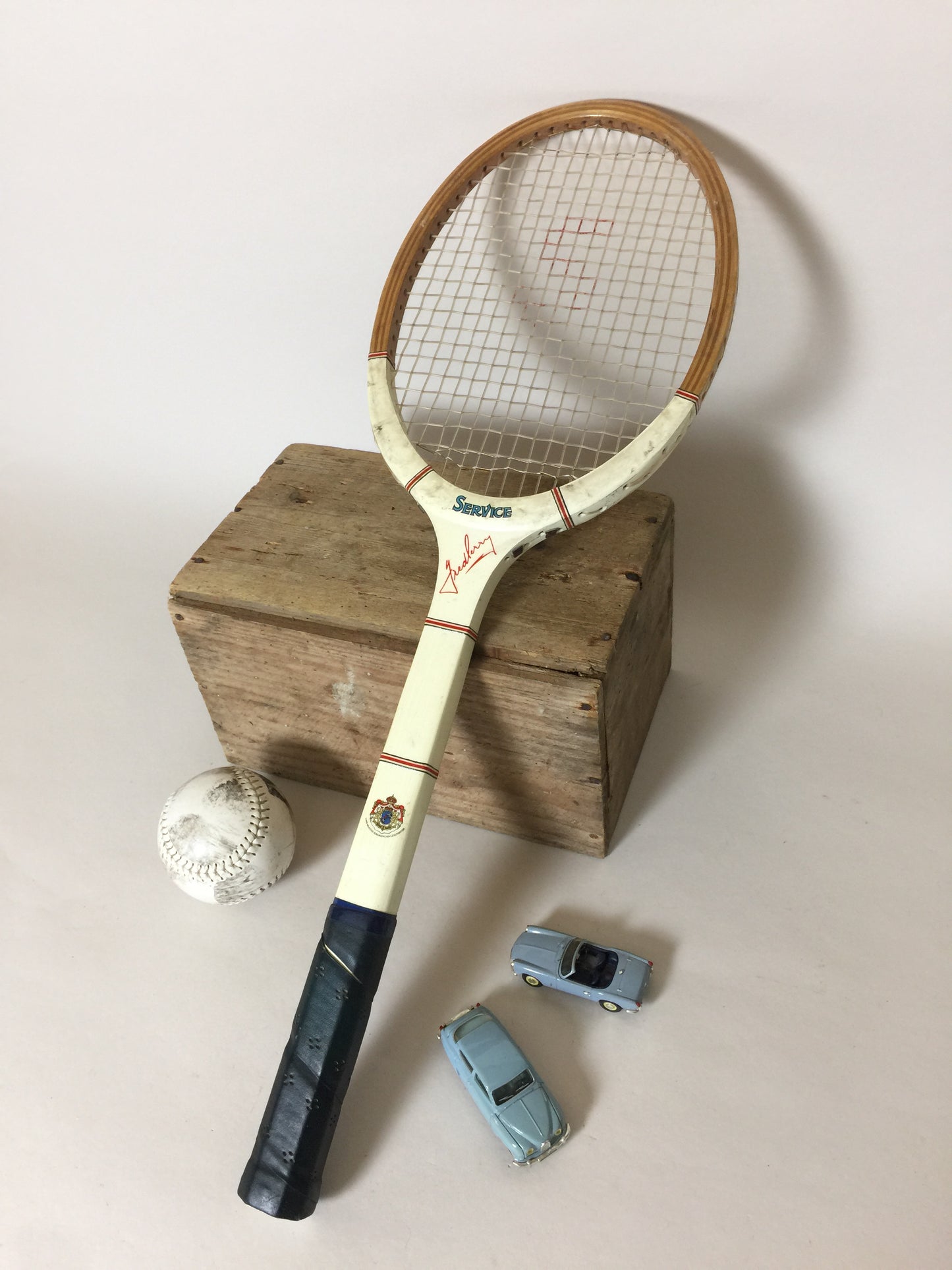 Vacker gammal svensk tennisracket