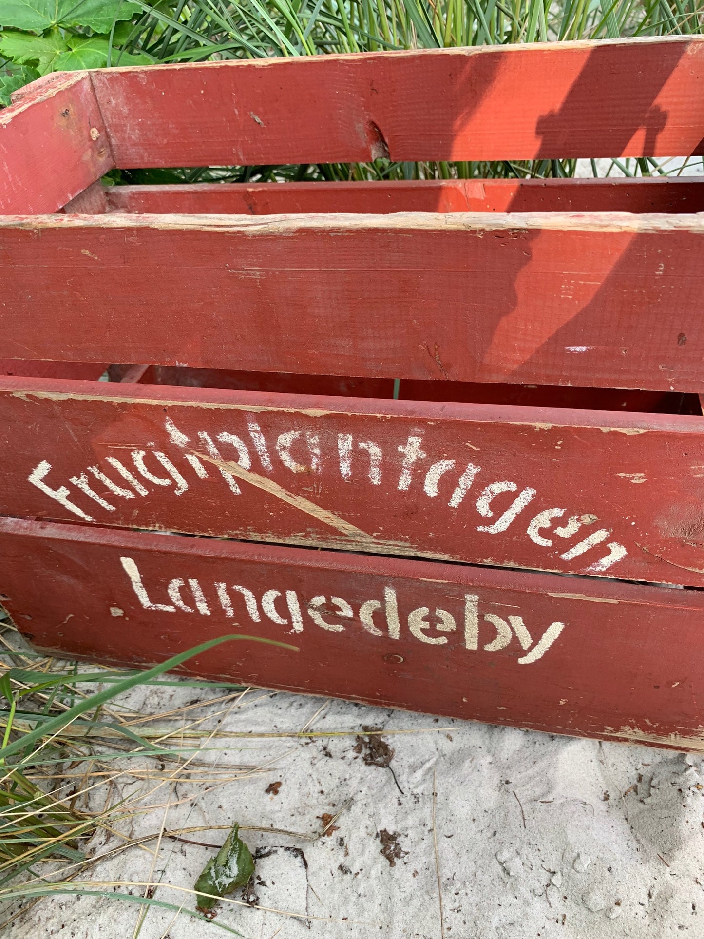 Vacker gammal låda från fruktträdgårdar i Langedeby