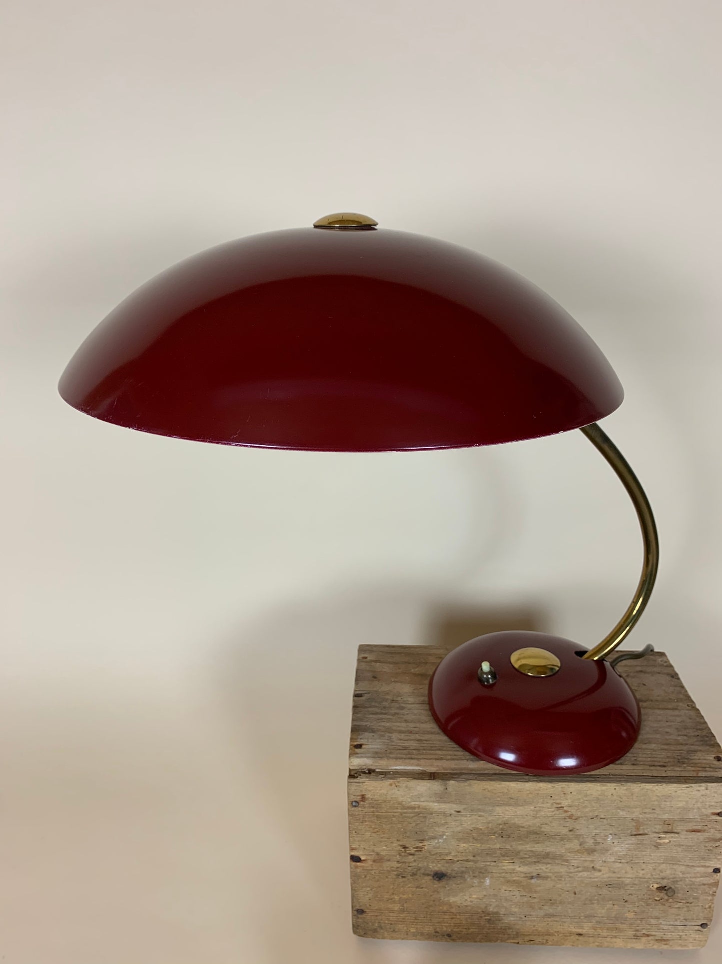 Helo vintage lampa i mörkröd