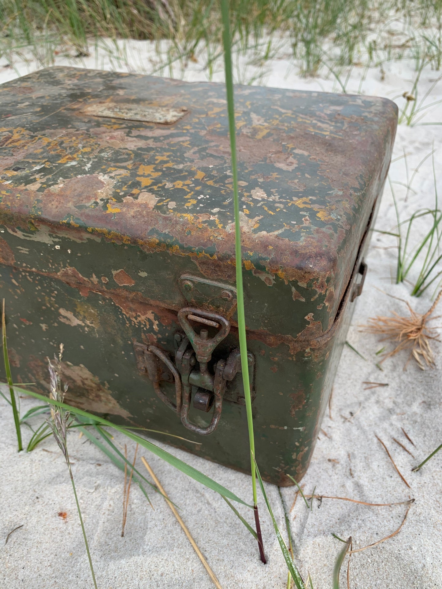 Rå gammal låda med 2 stängningsbeslag