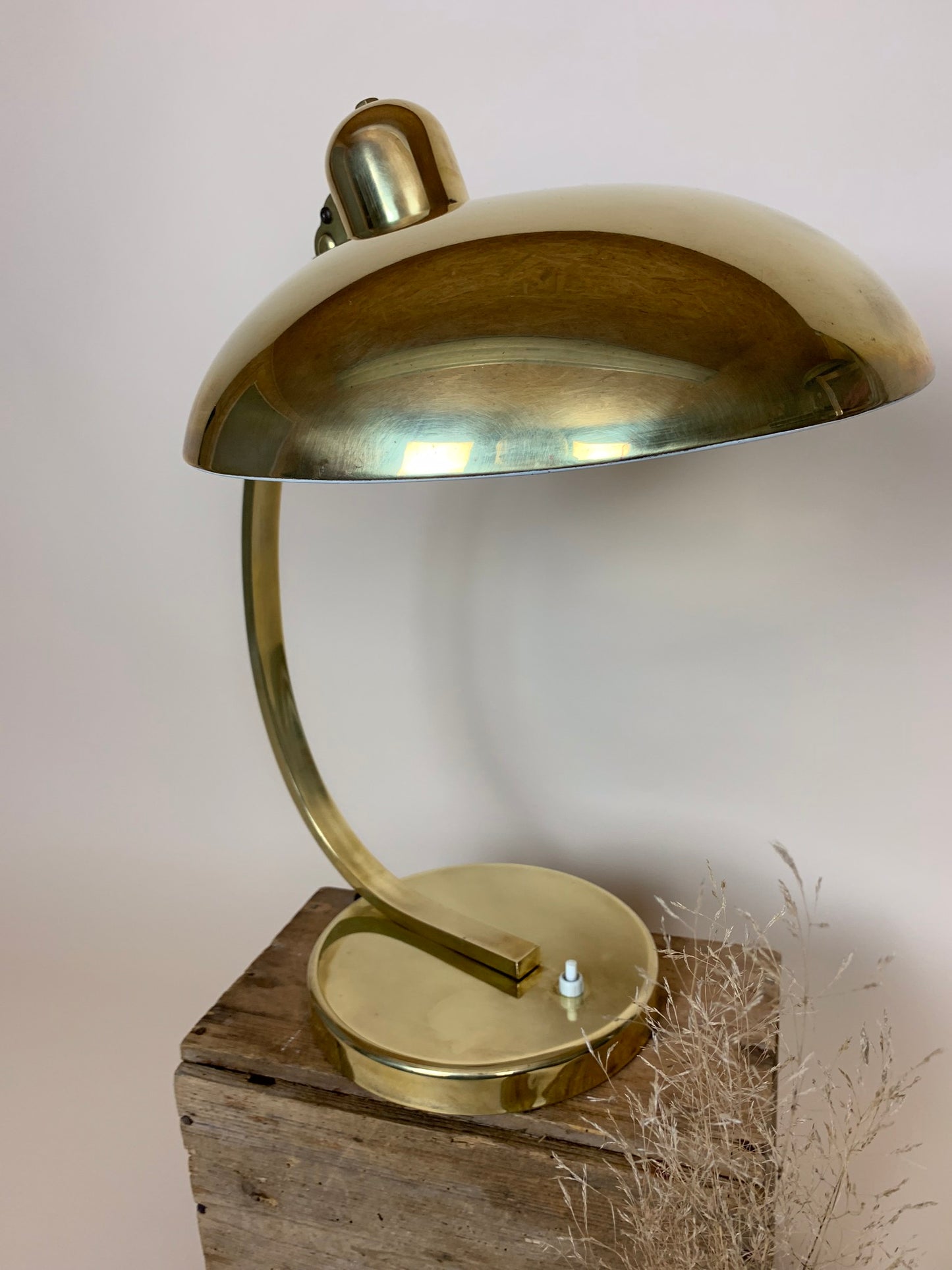 Vacker Christian Dell bordslampa i mässing modell 6750