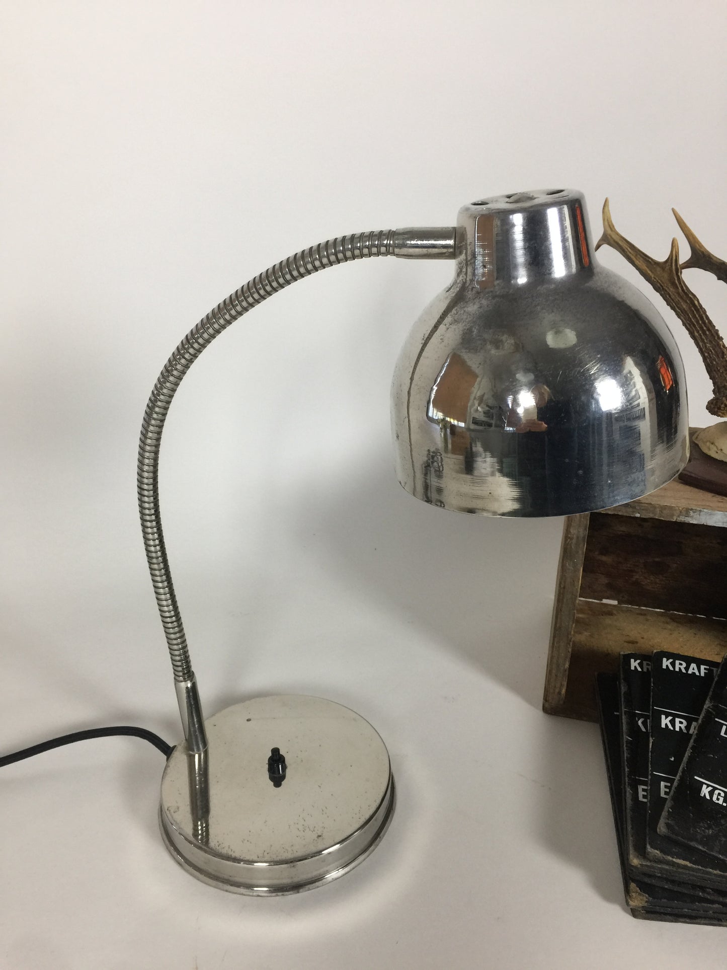Industriell handplockad bordslampa
