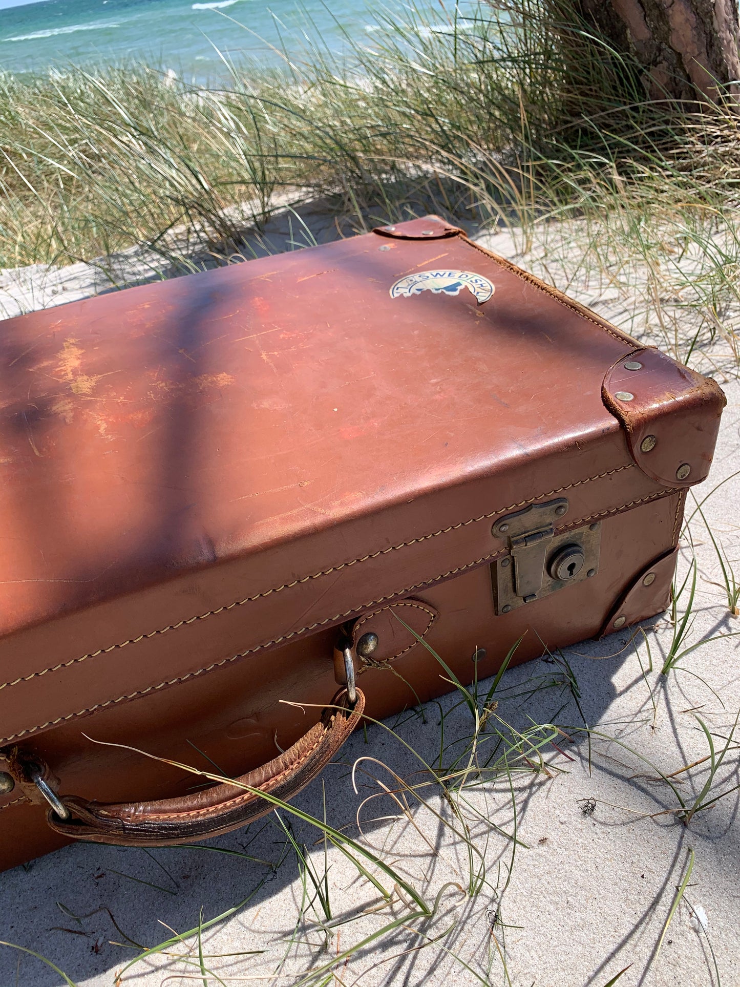 Stor brun dekorativ resväska i läder