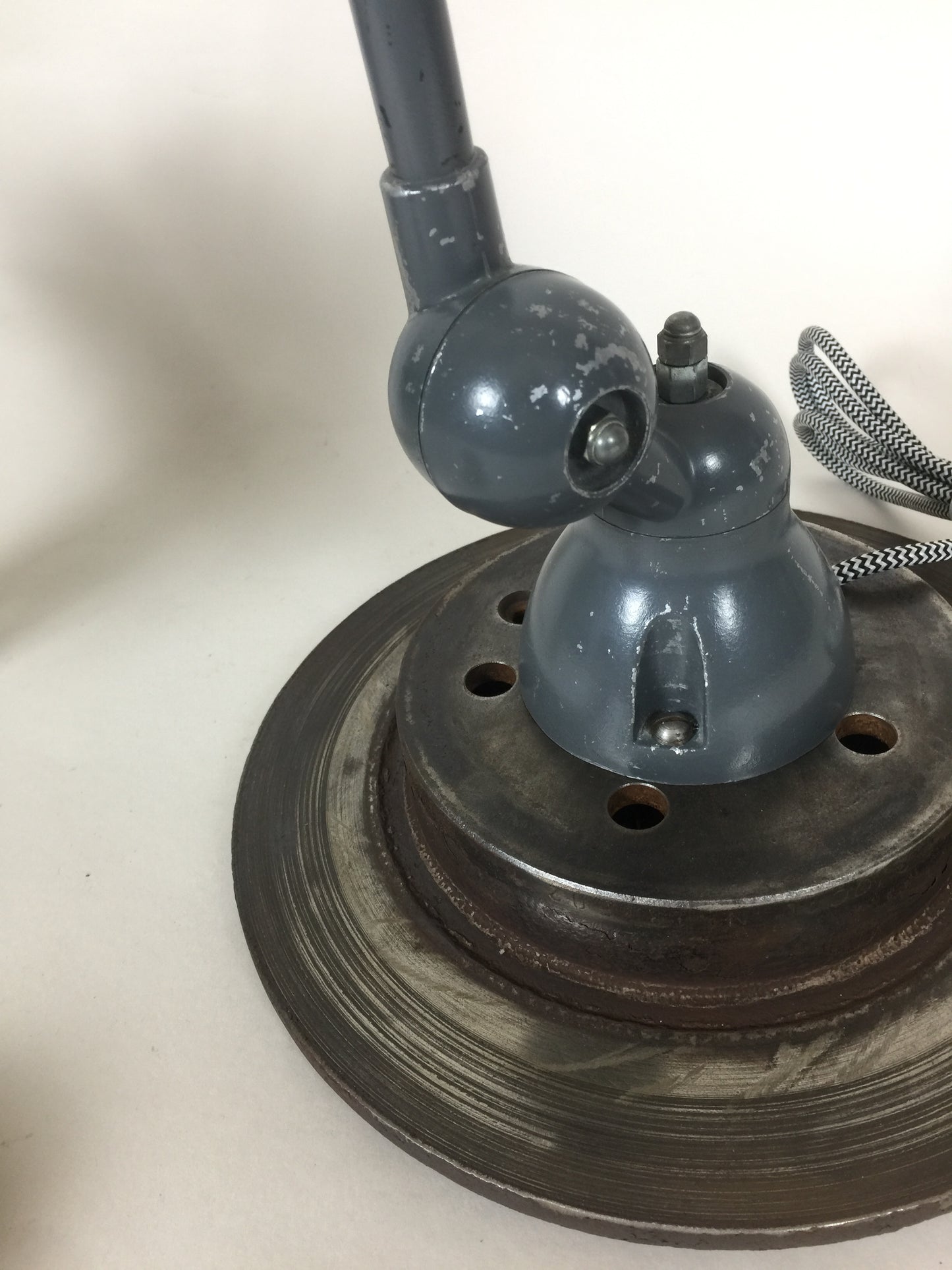 Jieldé bordslampa i grått med strömbrytare