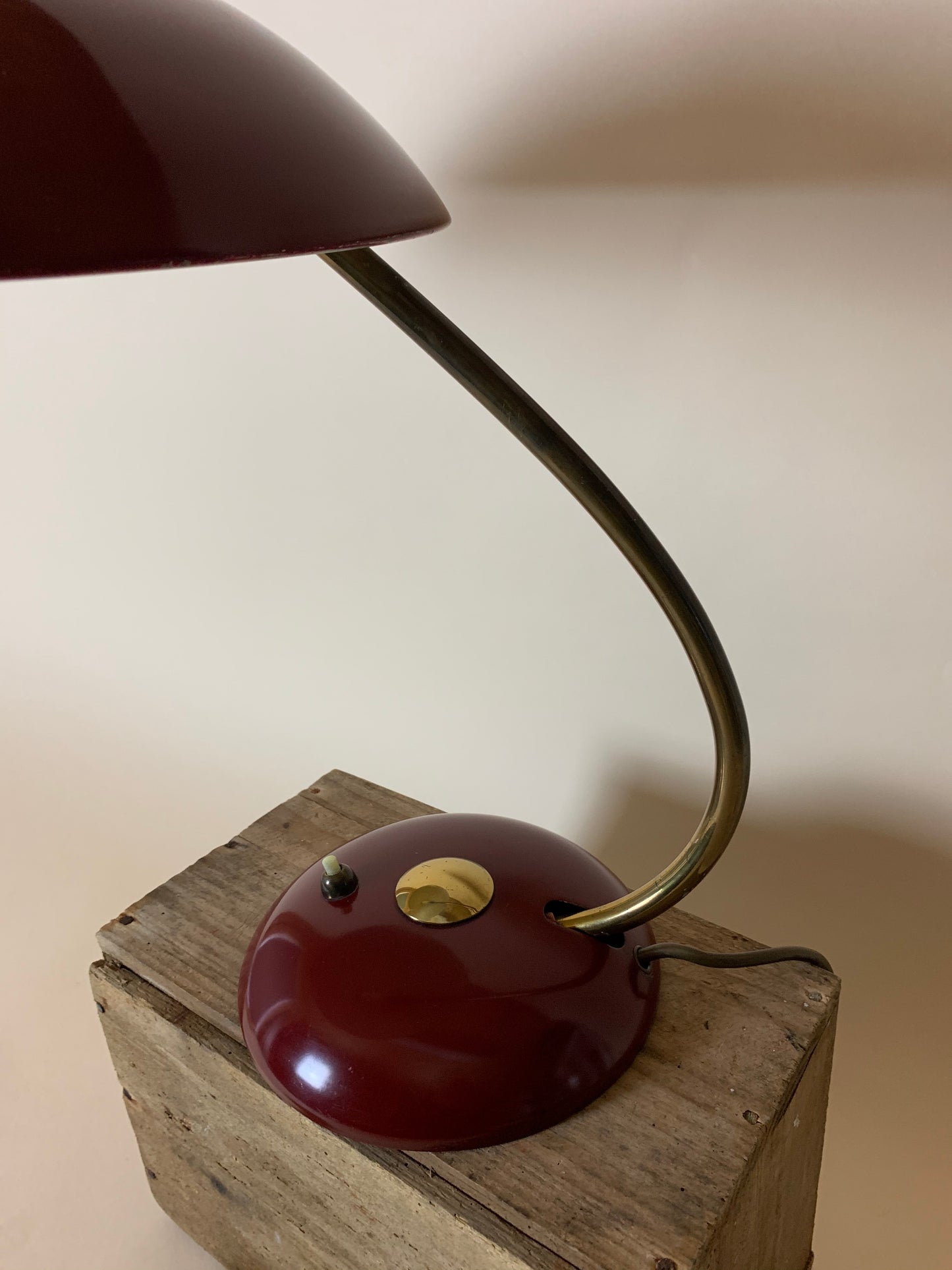 Helo vintage lampa i mörkröd