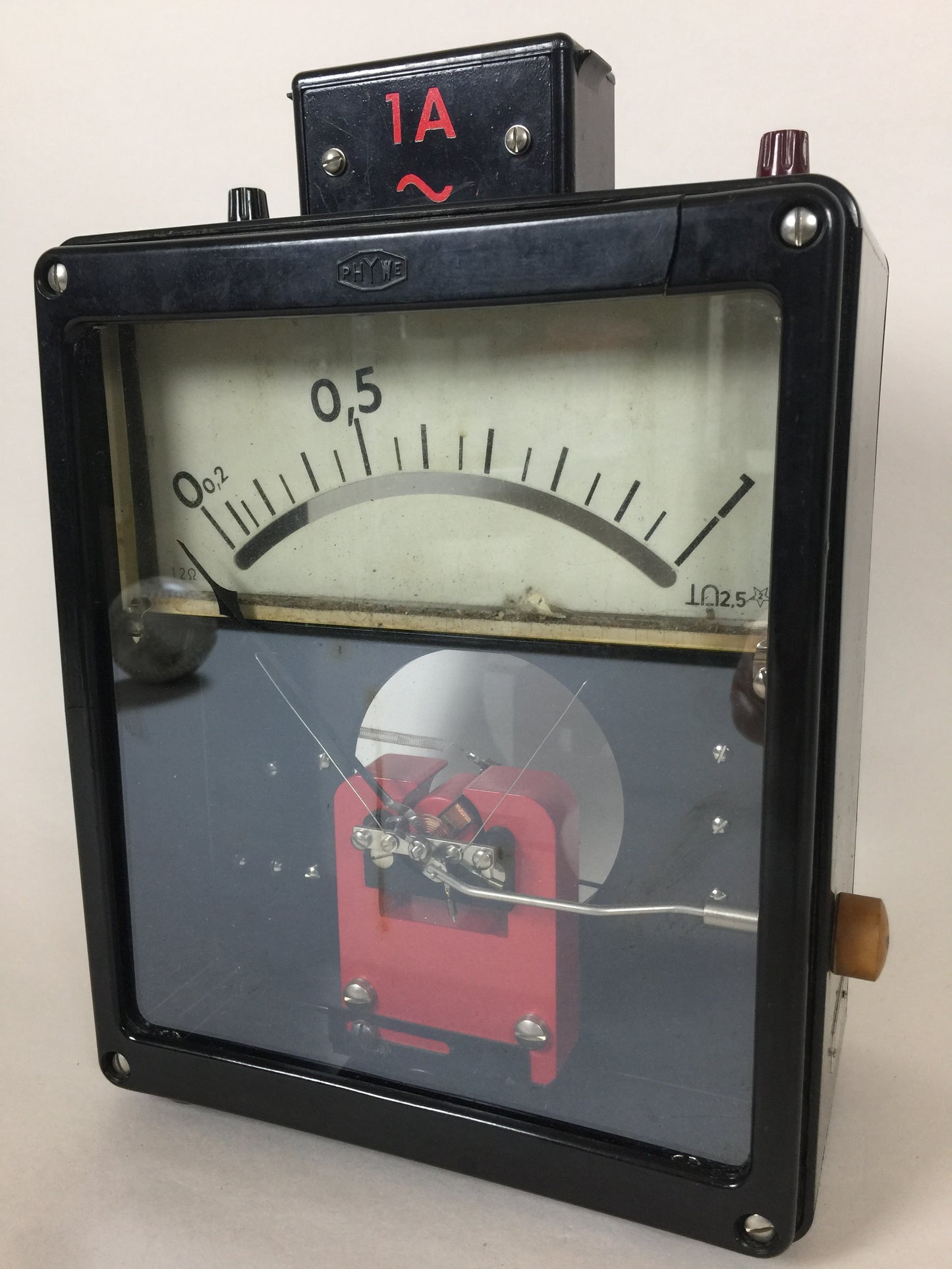 Rå och dekorativ voltmeter