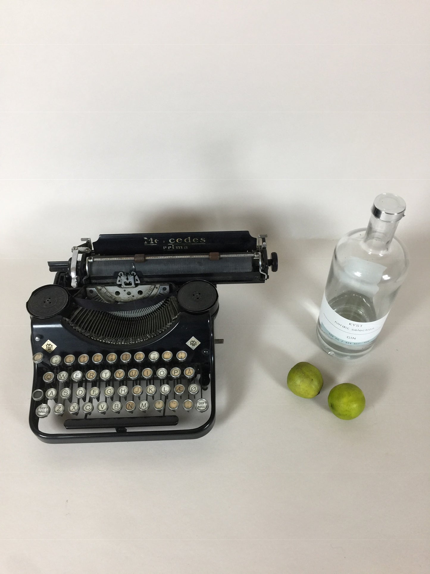 Vacker och dekorativ gammal skrivmaskin